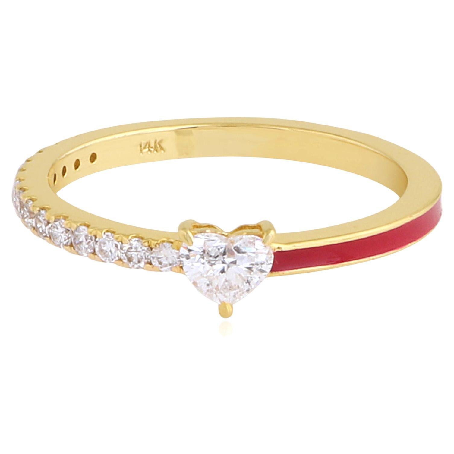 Anillo de media eternidad de diamantes en forma de corazón de oro amarillo de 14 quilates con esmalte rojo