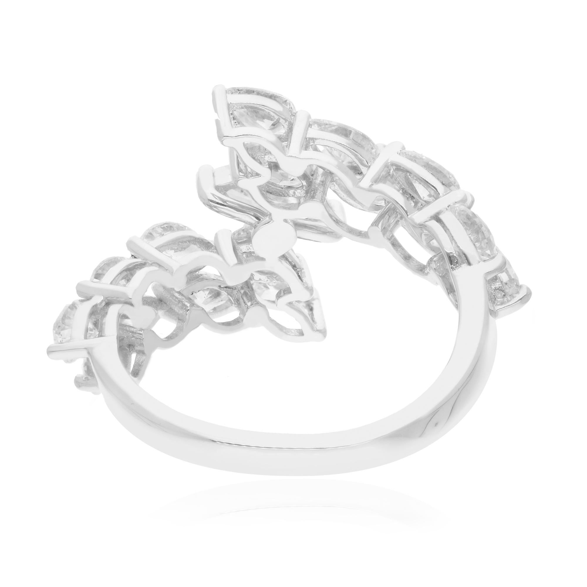 Au cœur du design se trouve un captivant diamant taille marquise, dont la forme allongée évoque un sentiment de beauté et de raffinement intemporel. Flanquée de deux diamants en forme de poire de part et d'autre, la pièce maîtresse de cette bague