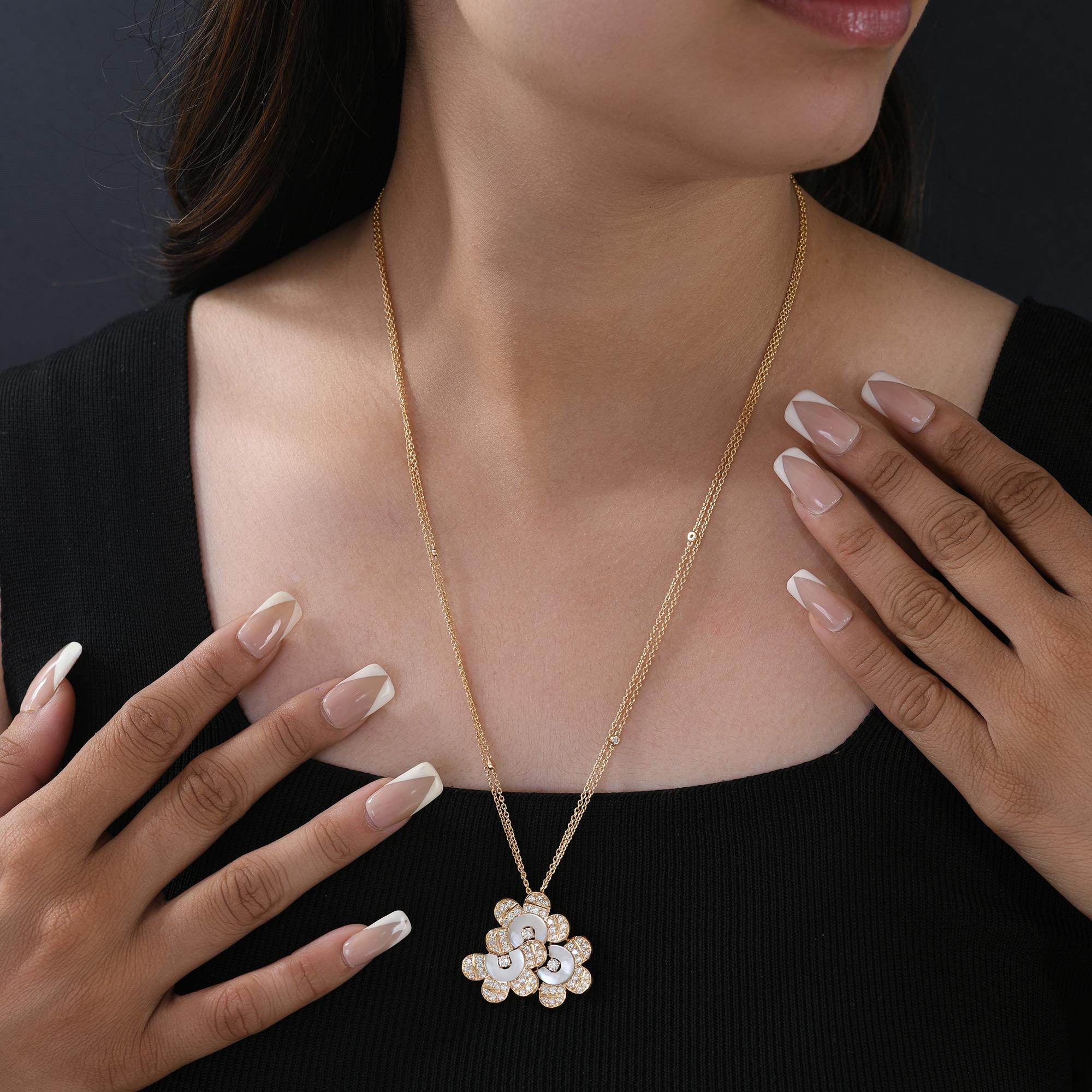 Moderno Collana con ciondolo a forma di fiore di diamante in vera madreperla H. H. 18 carati in vendita