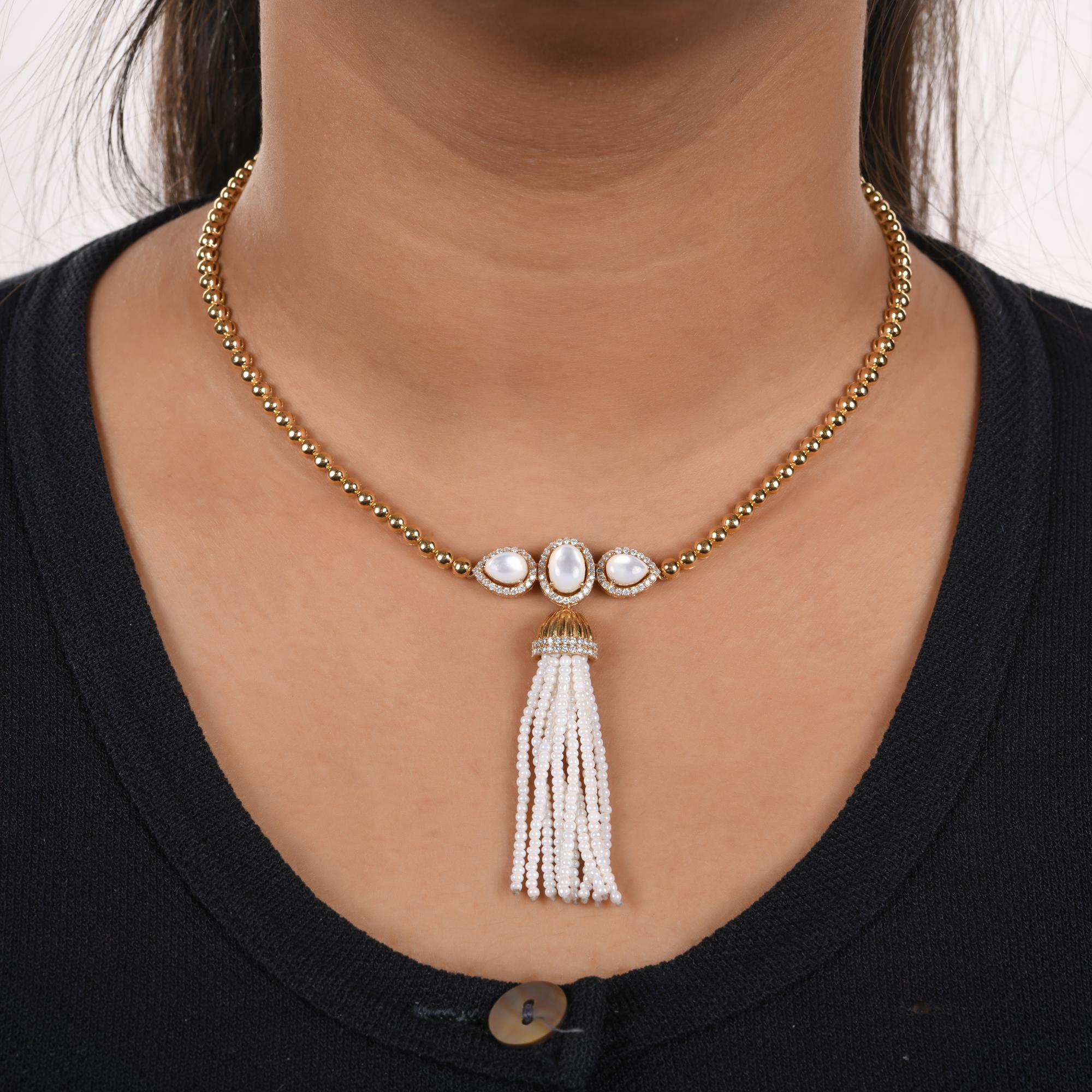 Moderne Collier en or jaune 18 carats avec pendentif en nacre véritable SI/H et diamant en vente