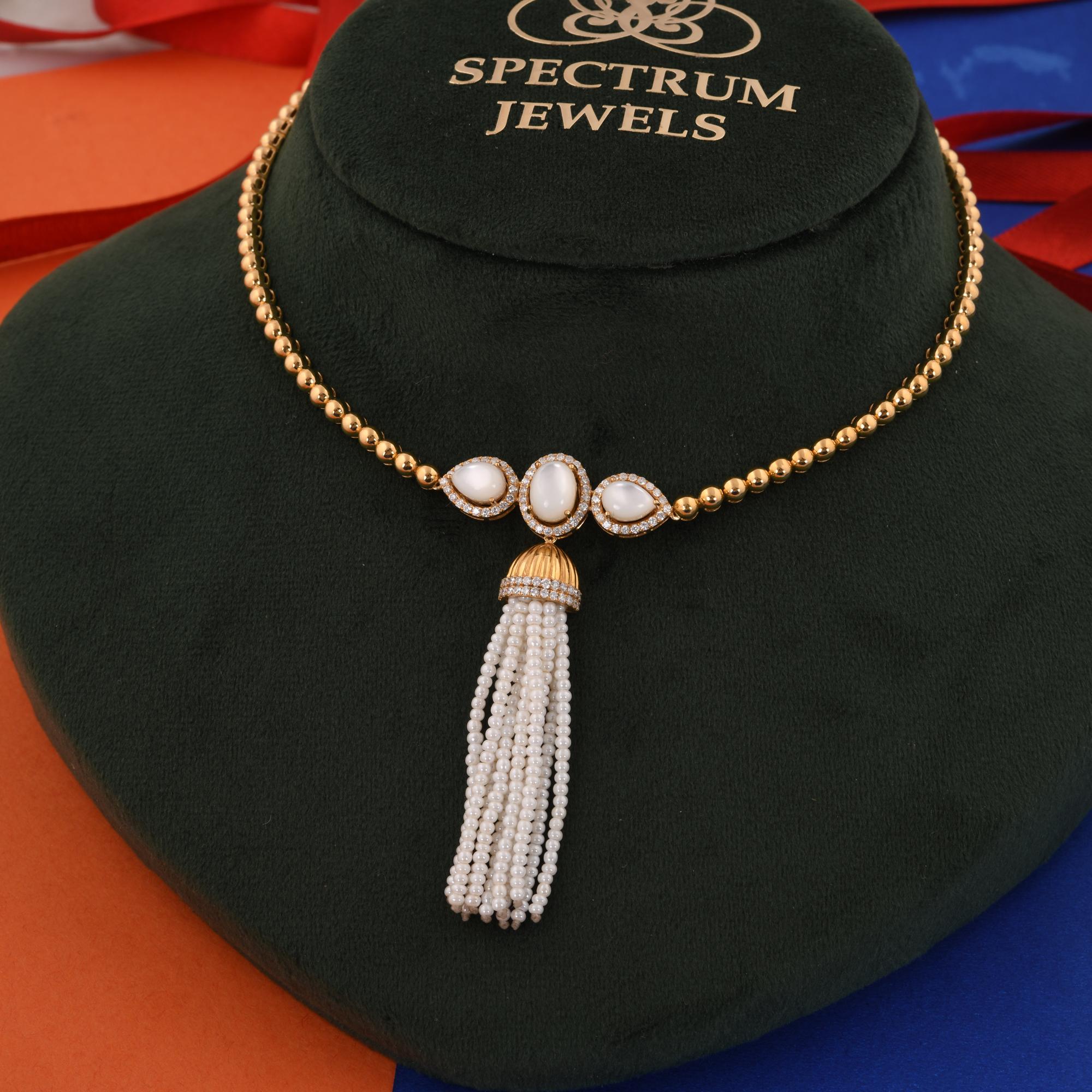 Taille ronde Collier en or jaune 18 carats avec pendentif en nacre véritable SI/H et diamant en vente