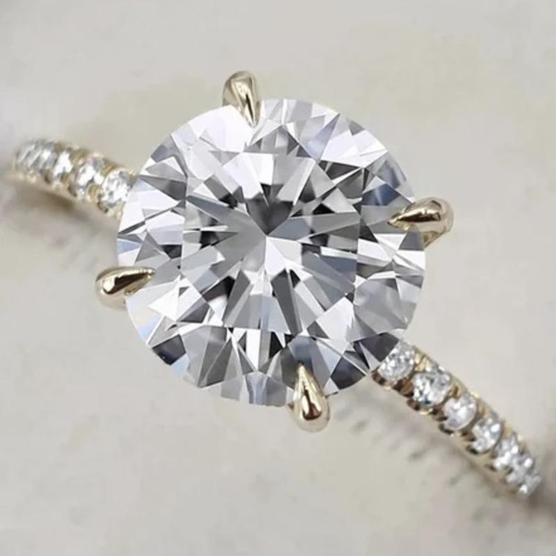 Magnifique bague de fiançailles en or jaune 14k avec halo caché de diamants ronds et brillants naturels d'environ 2 carats. Le diamant central est naturel et est accompagné d'un certificat GIA. Un diamant solitaire rond naturel d'environ 1,7 carat