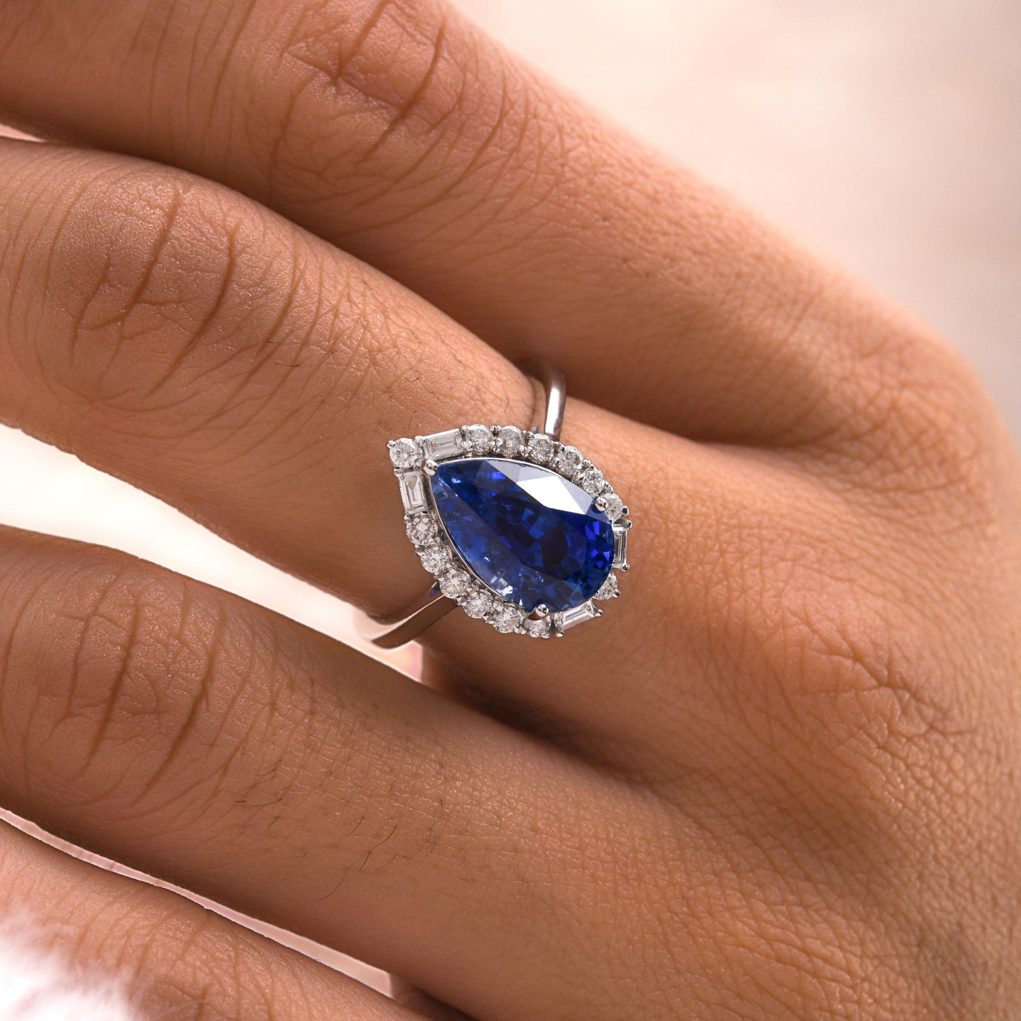 Moderne Bague en or blanc 14 carats avec saphir bleu poire et diamant SI/H en vente