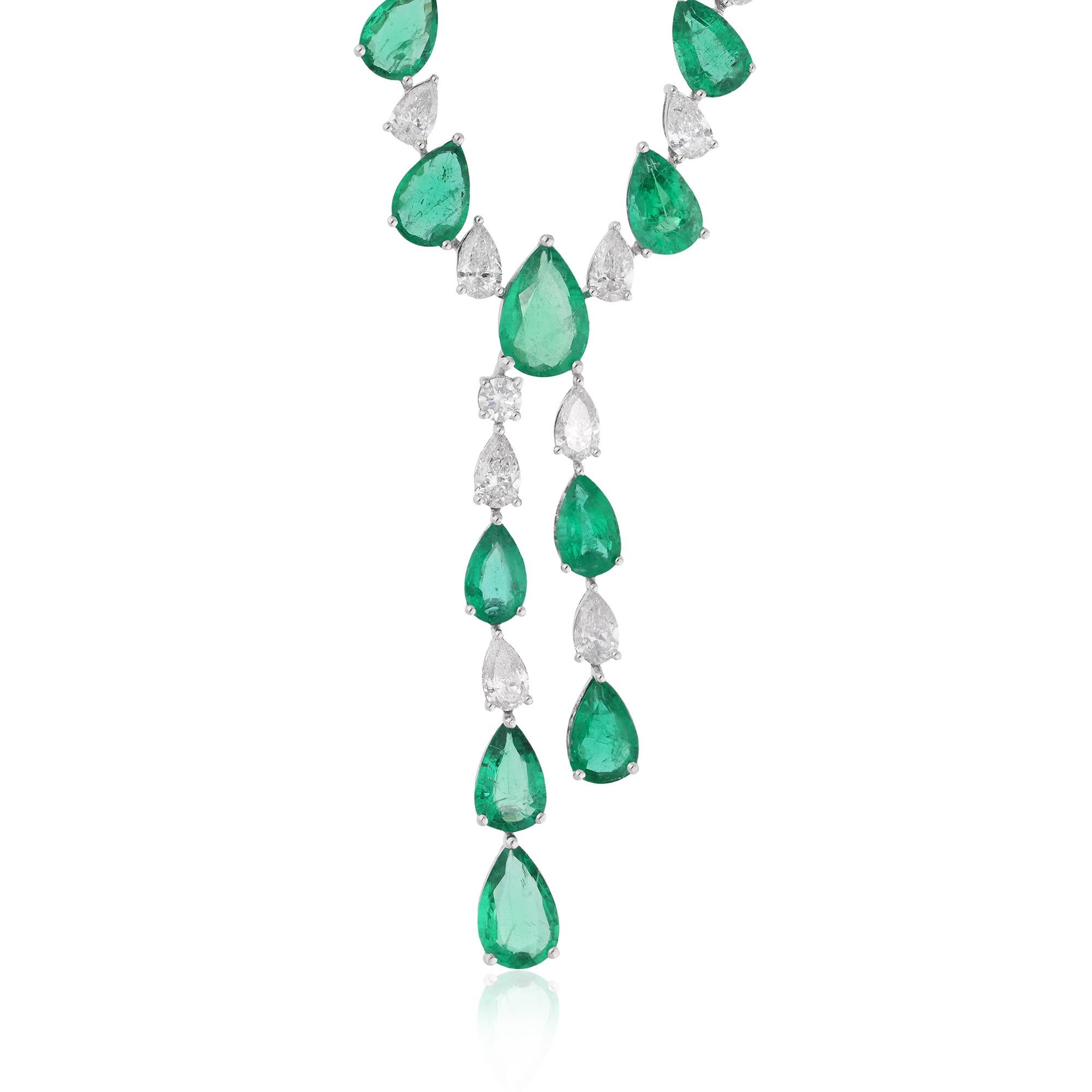 Das Herzstück dieses exquisiten Colliers ist ein prächtiger birnenförmiger Smaragd aus Sambia, der für seinen satten grünen Farbton und seine fesselnde Brillanz bekannt ist. In den berühmten Smaragdminen Sambias abgebaut, ist dieser Edelstein ein