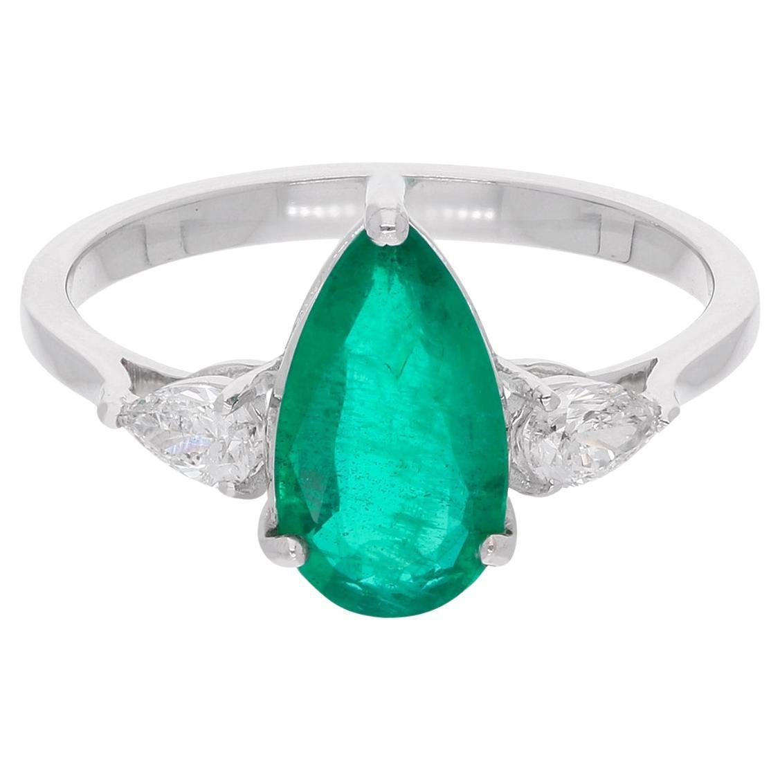Bague en or blanc 18 carats avec diamant et émeraude de Zambie en forme de poire.