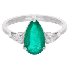 Bague en or blanc 18 carats avec diamant et émeraude de Zambie en forme de poire.