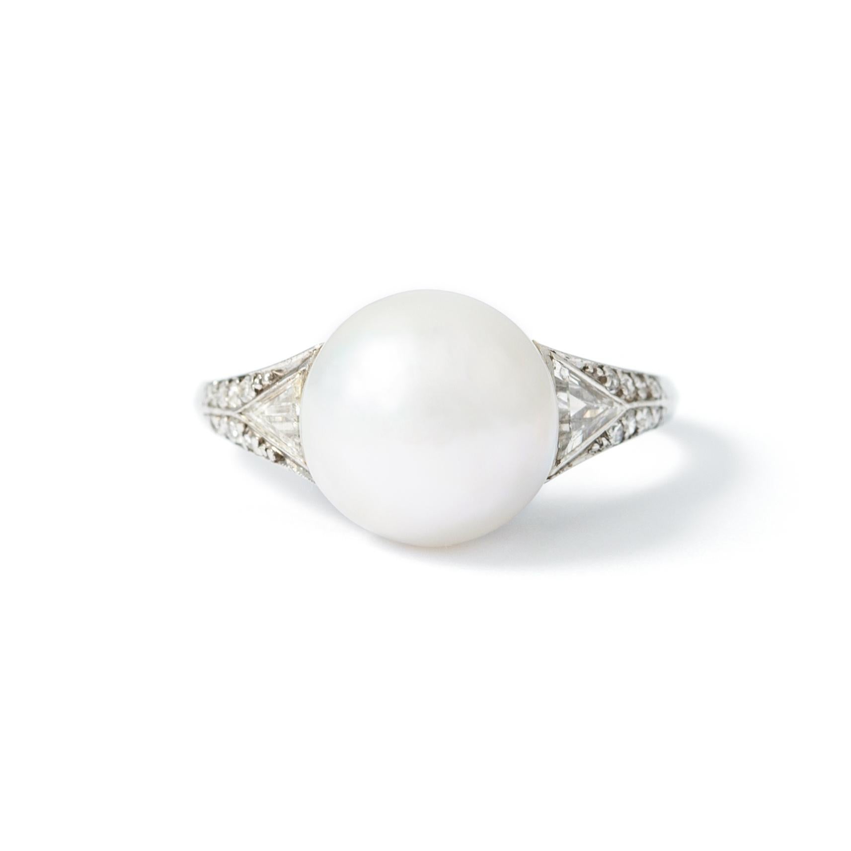 Ring in white gold 18kt set with one button real pearl and diamonds Size 52       