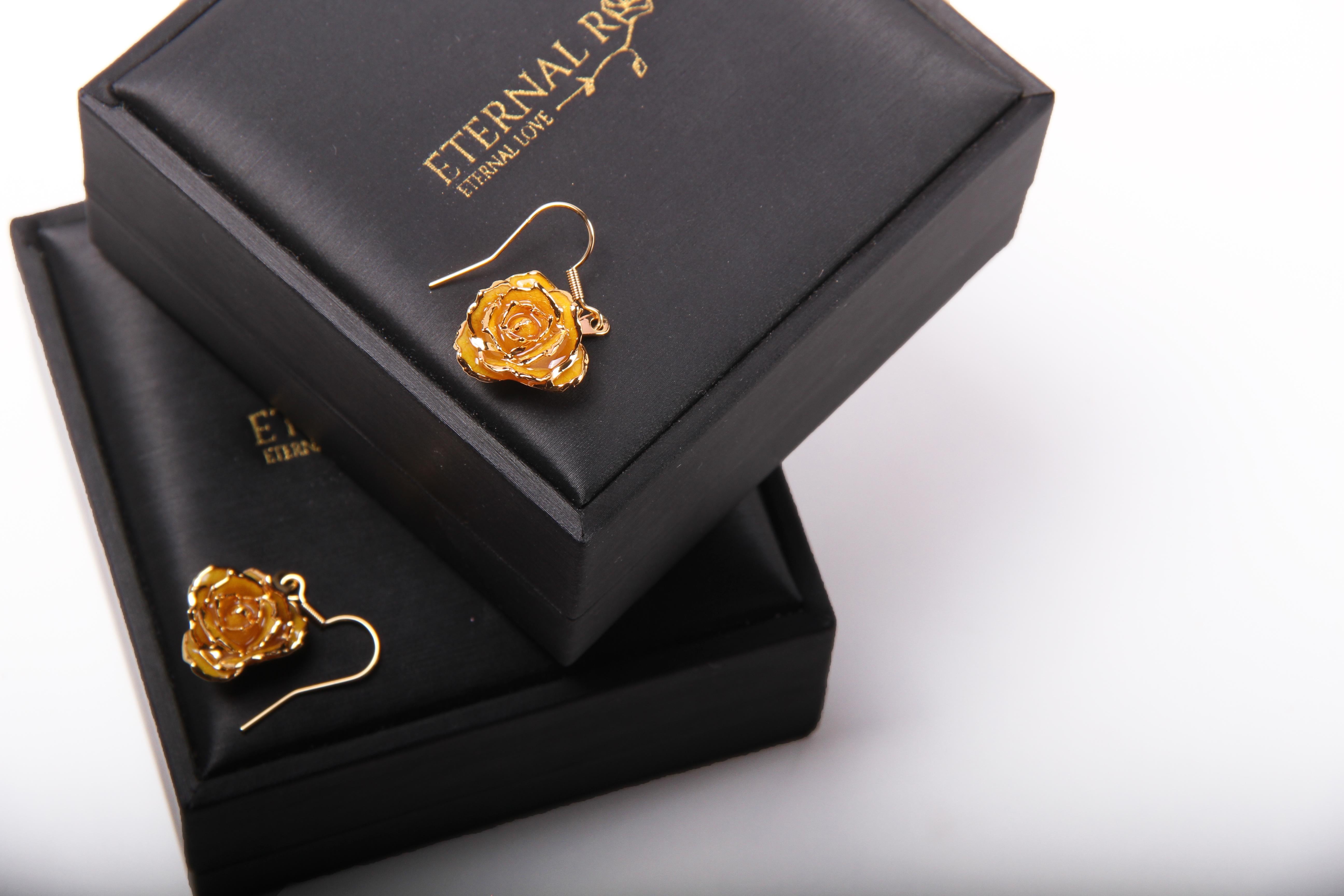 Romantique Boucles d'oreilles éternelles en or 24k et rose véritable  Cadeau de la verge d'or en vente