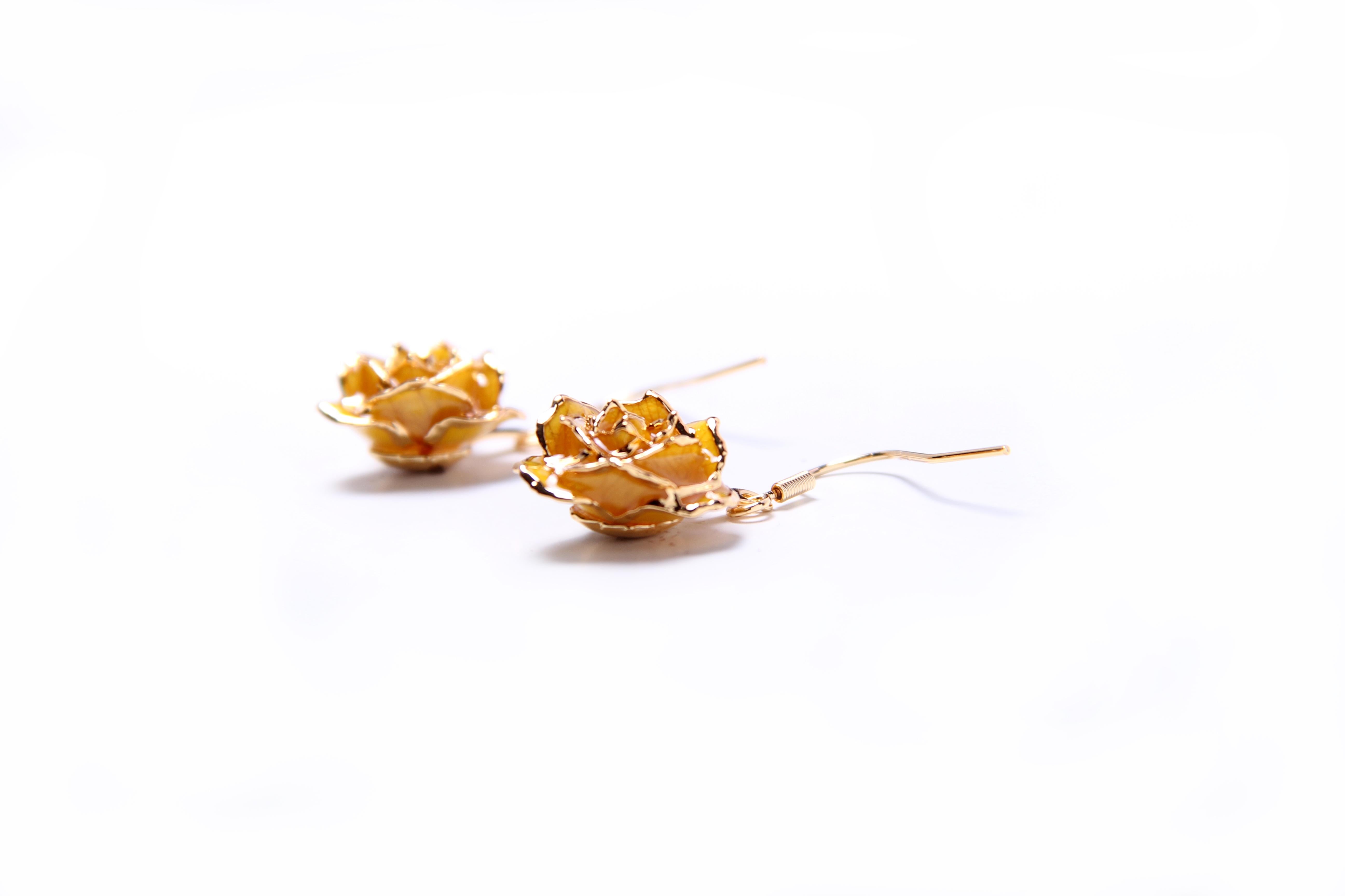 Boucles d'oreilles éternelles en or 24k et rose véritable  Cadeau de la verge d'or en vente 1