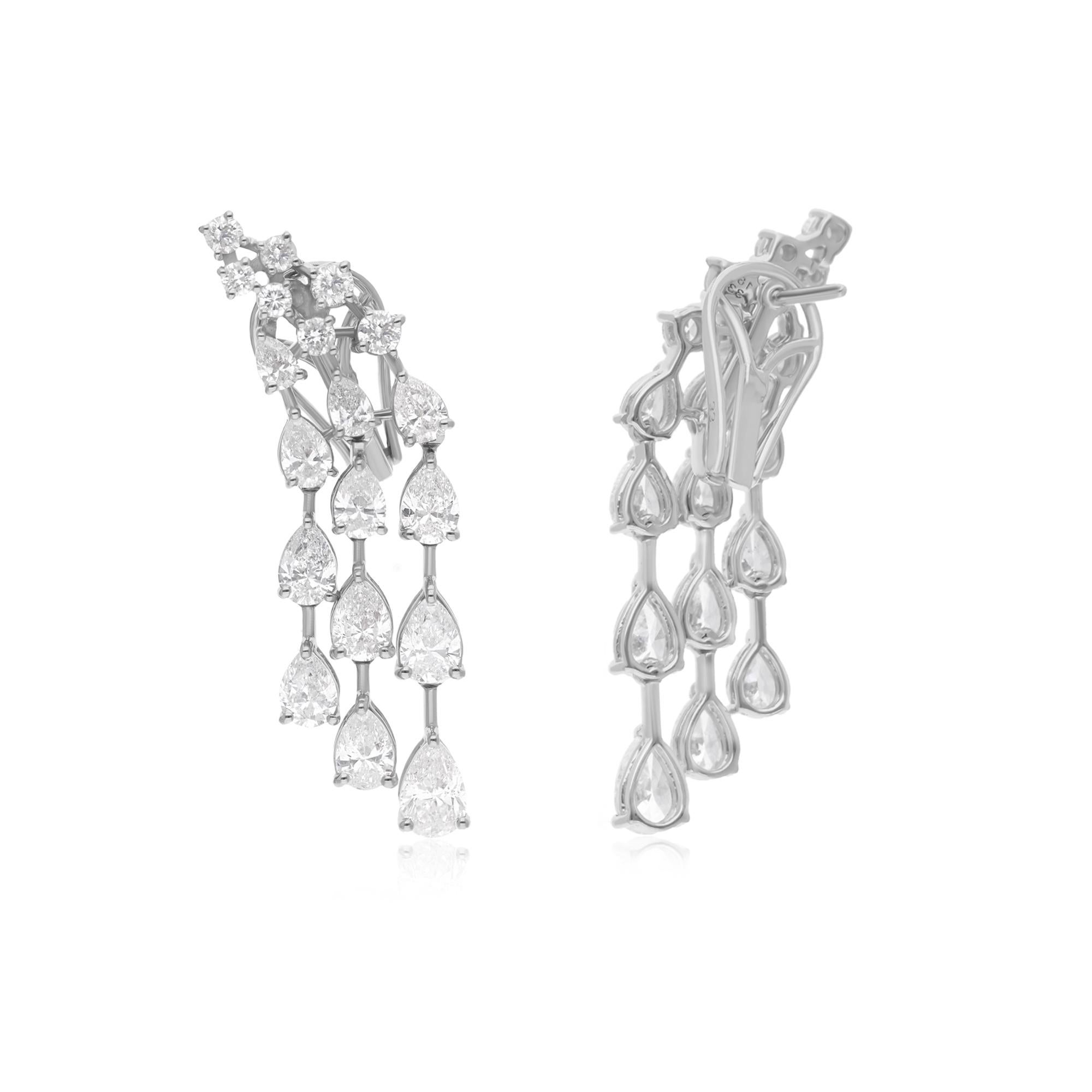 Immergiti nel fascino di una raffinatezza senza tempo con questi orecchini penzolanti con diamanti reali rotondi e peri, meticolosamente realizzati a mano in lussuoso oro bianco 18 carati. Ogni orecchino è un capolavoro di abilità artigianale e