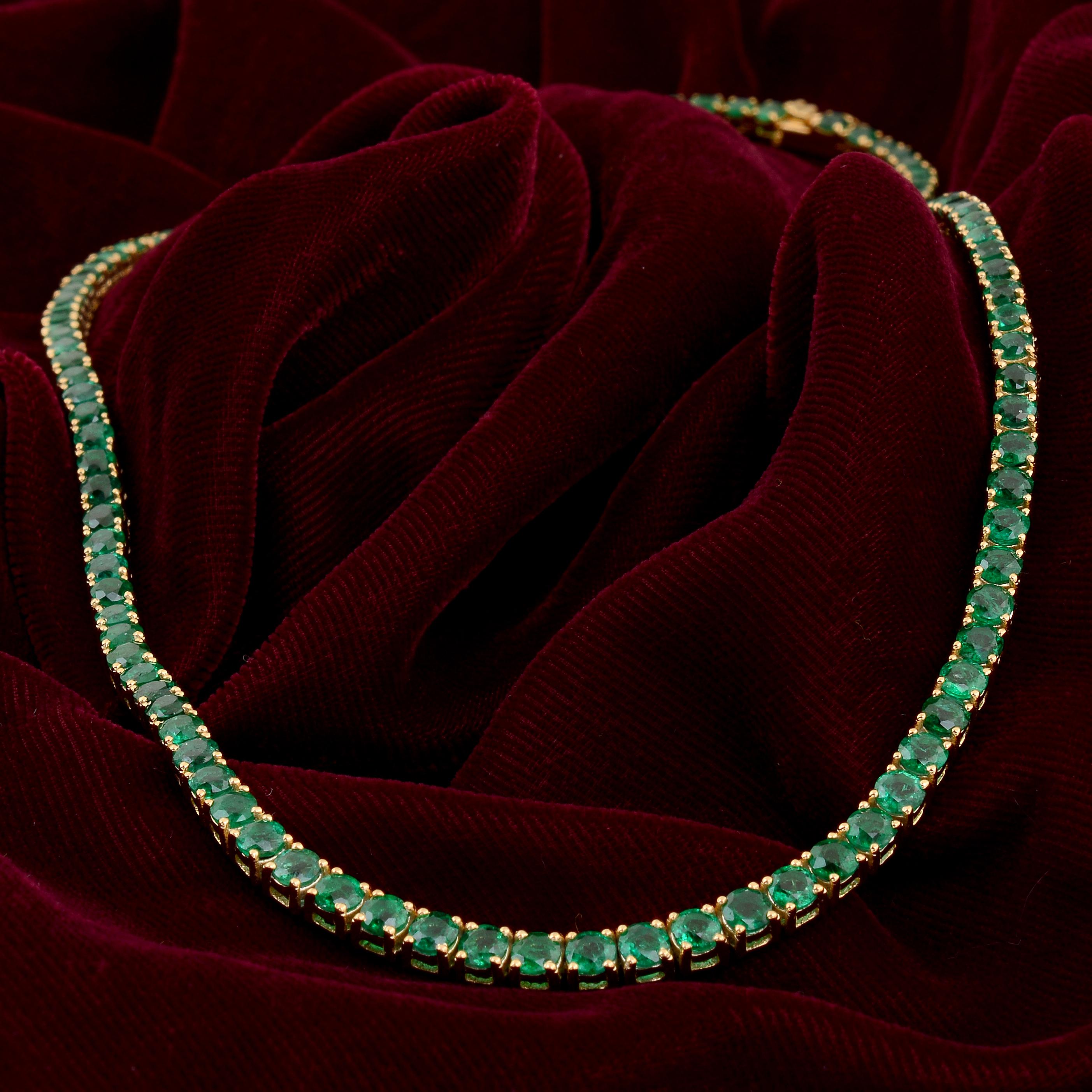 Moderno Collana a catena tennis con smeraldo reale rotondo dello Zambia in oro giallo 18 carati in vendita