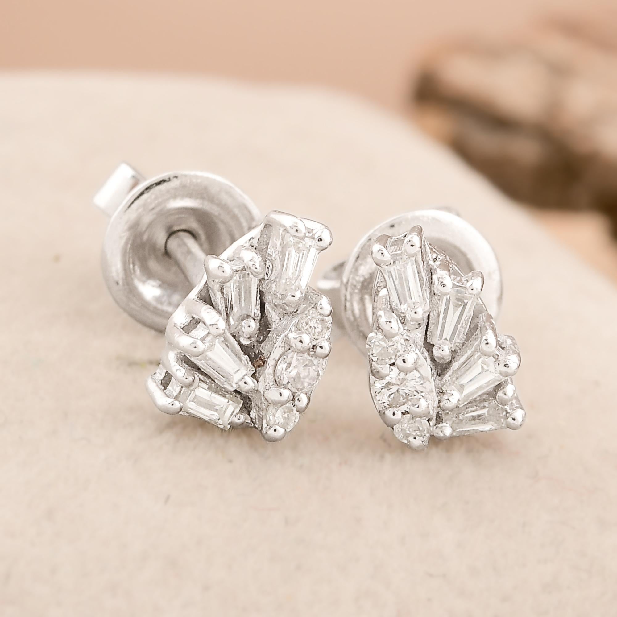 Real SI Clarity HI Color Baguette Round Diamond Stud Earrings 10 Kt White Gold In New Condition For Sale In Diera, Dubai