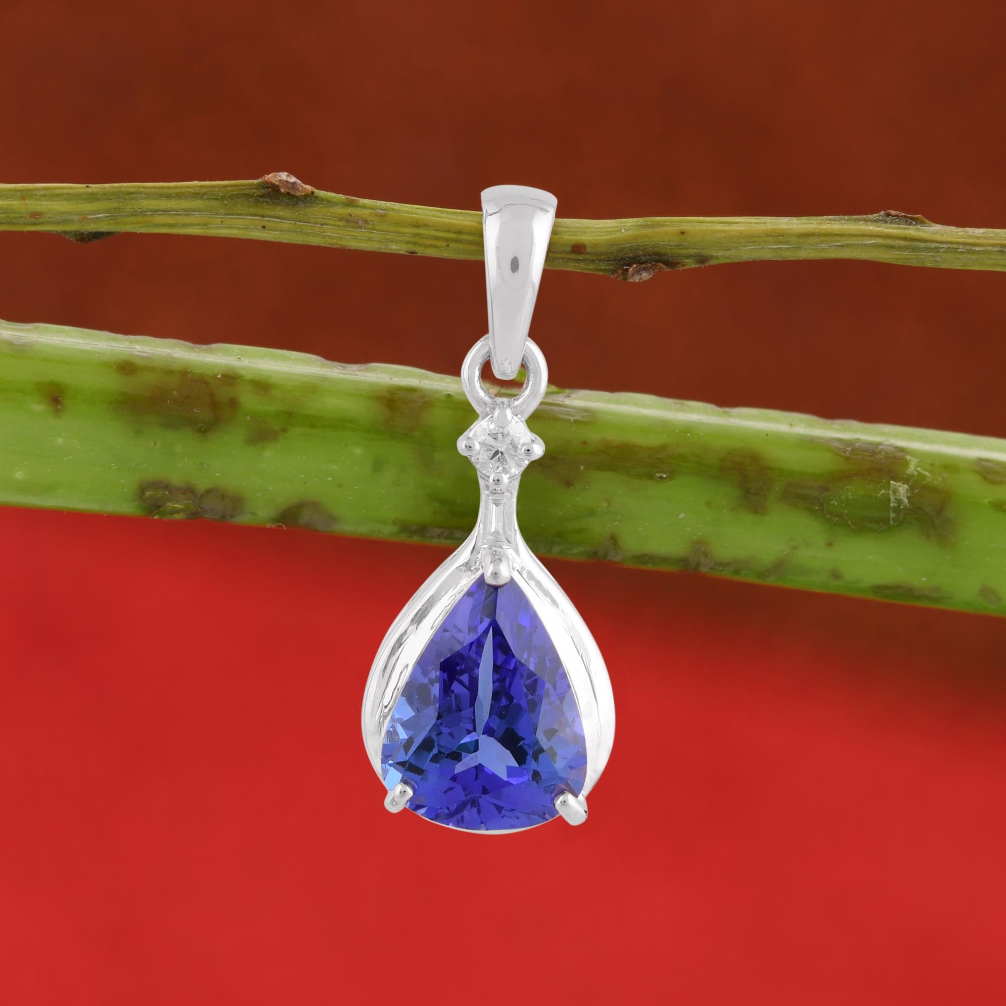 Moderno Ciondolo di diamante con gemma di tanzanite vera e propria in oro bianco da 18 carati in vendita