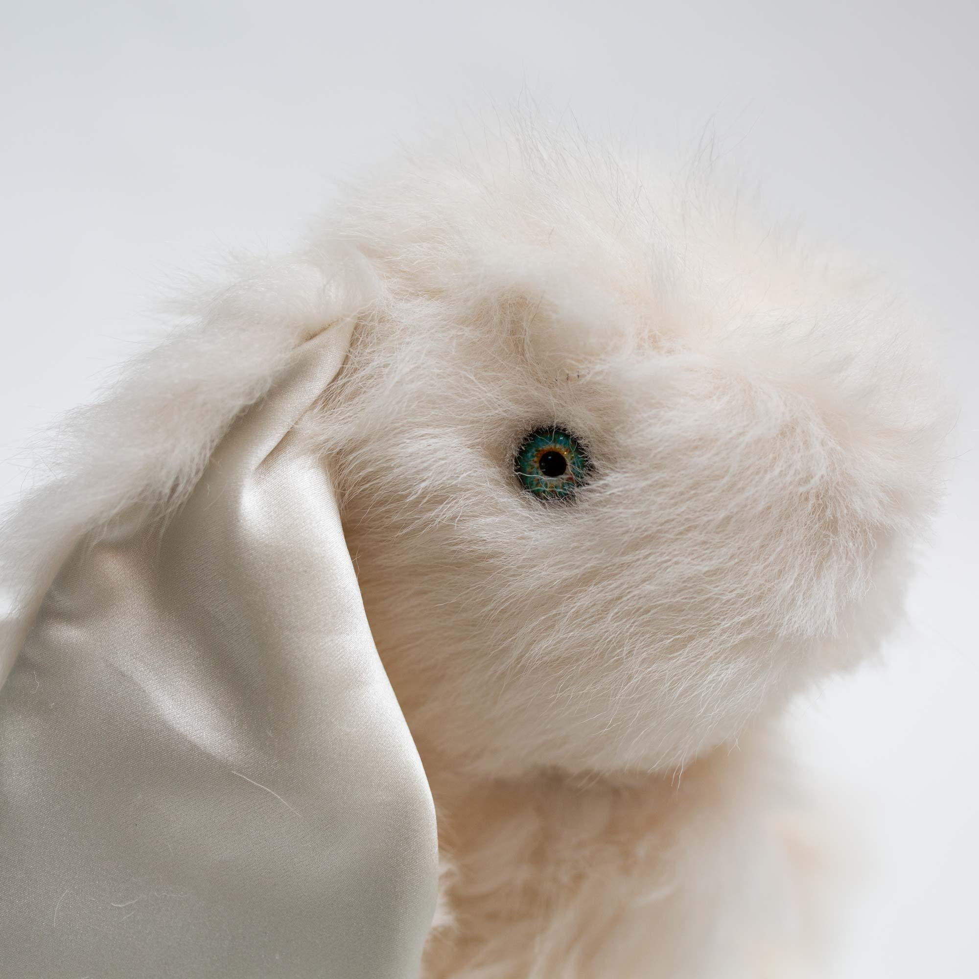 Commandé par JG SWITZER à un artiste ukrainien spécialisé dans les peluches et cousu dans notre atelier à partir de chutes de fourrure, LITTLE JG RABBIT est destiné aux Bigli et aux Little. Créée à partir de notre fourrure de mouton de Toscane