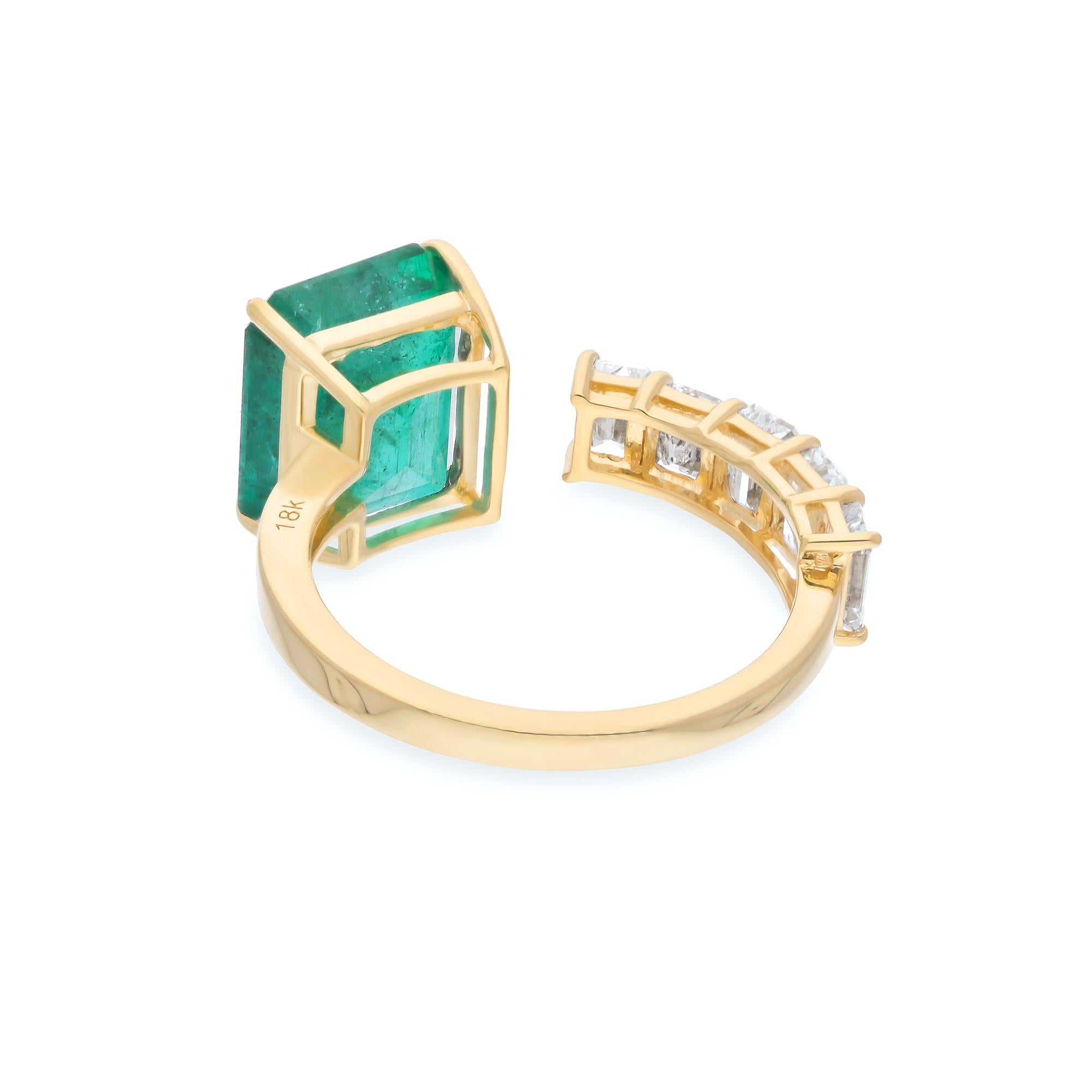 Real Zambian Emerald Cuff Ring SI Clarity HI Color Diamond 18 Karat Yellow Gold In New Condition For Sale In Diera, Dubai