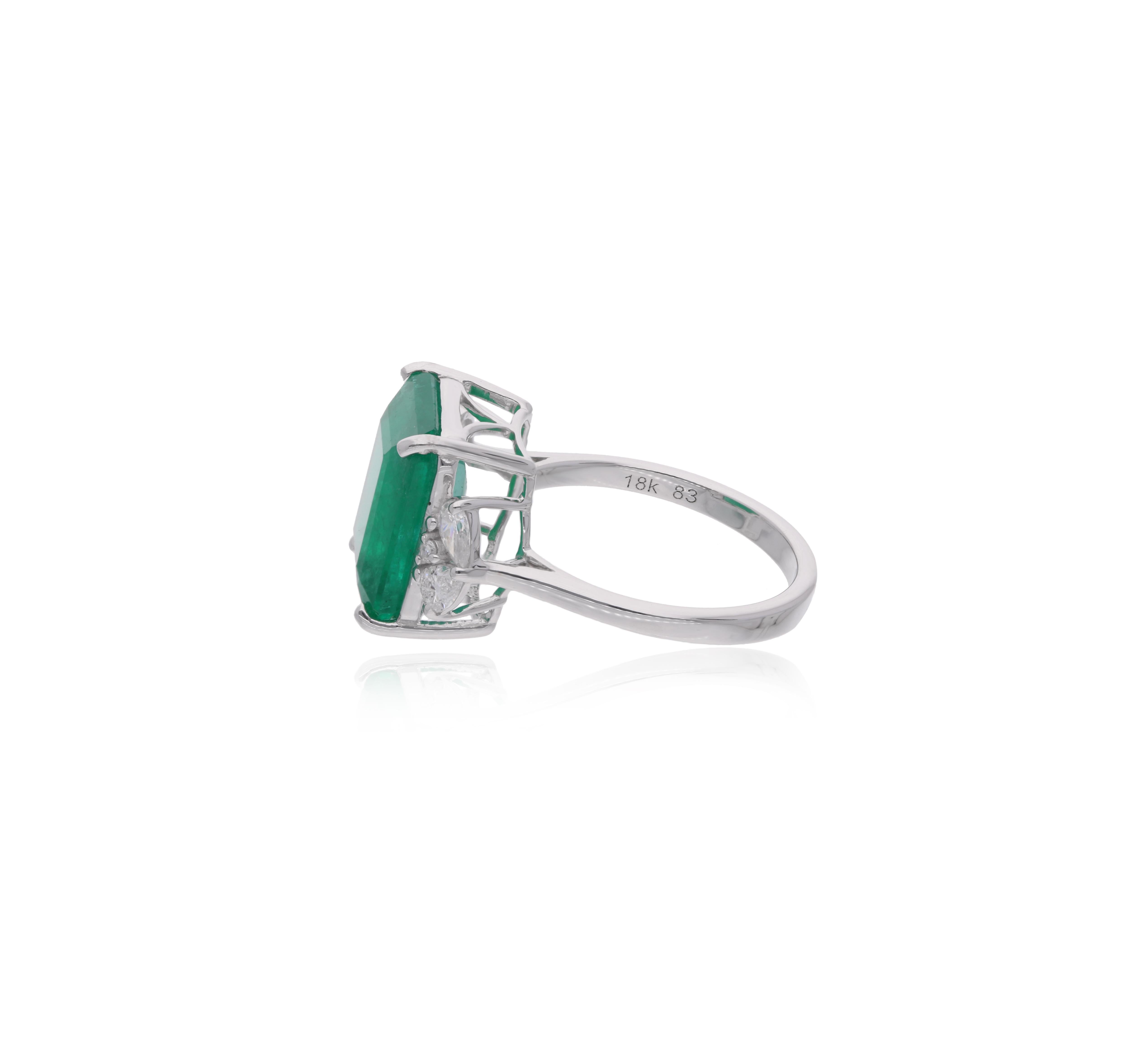 Realizzato a mano con cura e precisione, questo anello è caratterizzato da un magnifico pezzo da 6.24 carati. Smeraldo taglio smeraldo dello Zambia al centro, circondato da 2 diamanti a forma di pera su ciascun lato. Oro rosa 14k/oro bianco/oro