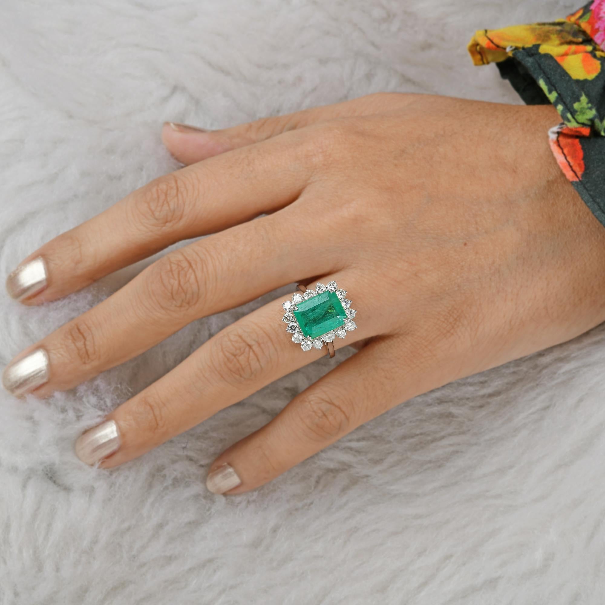 For Sale:  Natural Emerald Gemstone Cocktail Ring Diamond 18 Karat White Gold Jewelry 4