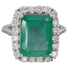 Bague cocktail réelle en or blanc 18 carats avec diamants et émeraude de Zambie