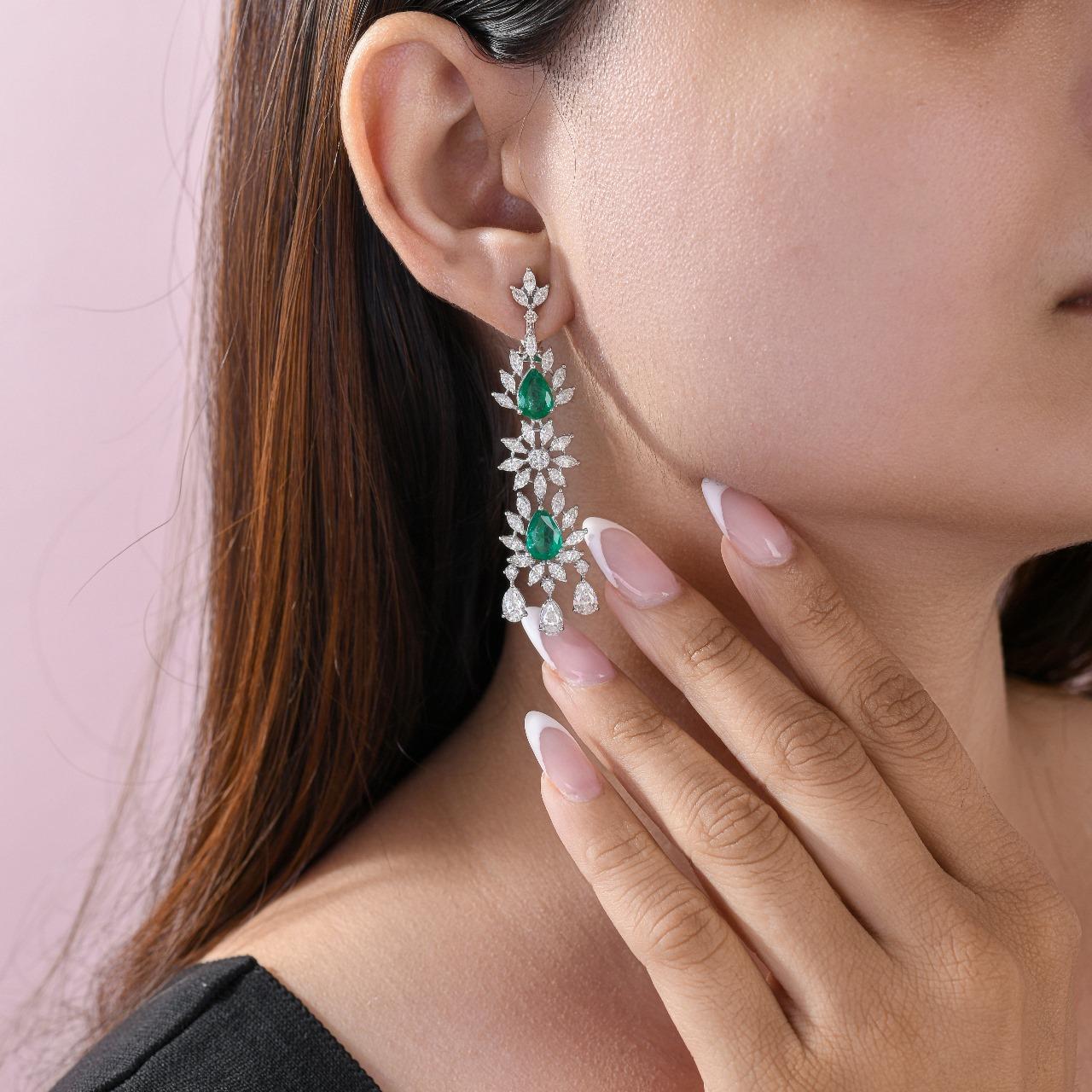 Taglio a goccia Orecchini pendenti con gemma di smeraldo reale dello Zambia SI/H Diamond Oro bianco 14 carati in vendita