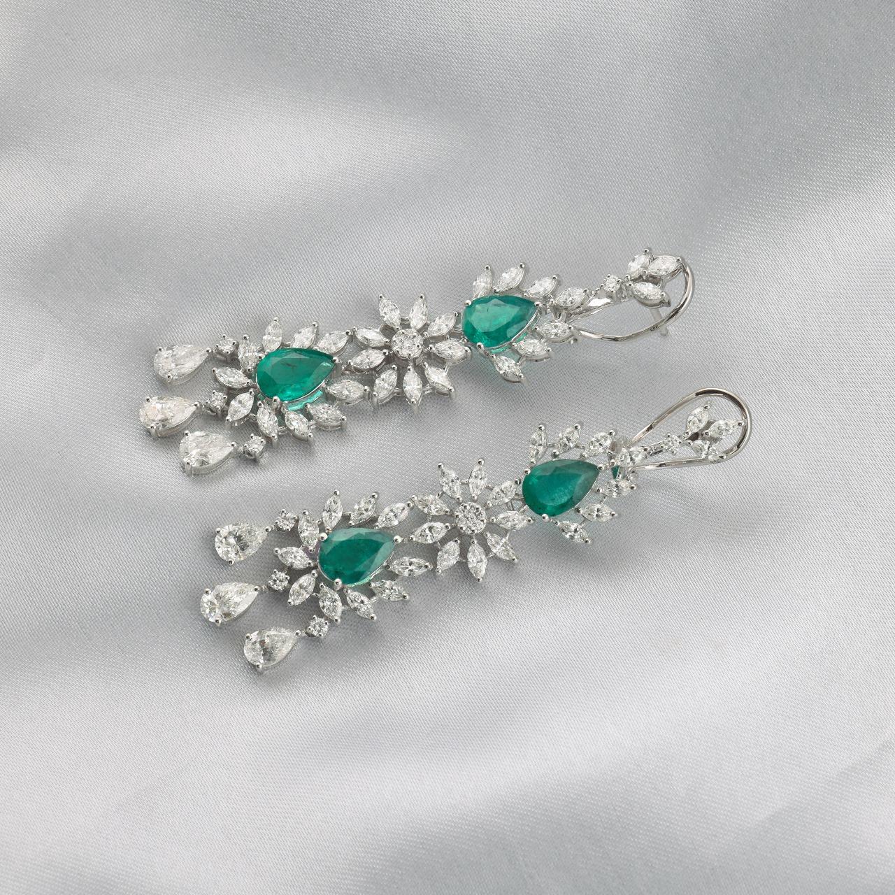 Orecchini pendenti con gemma di smeraldo reale dello Zambia SI/H Diamond Oro bianco 14 carati In condizioni Nuovo in vendita a Diera, Dubai