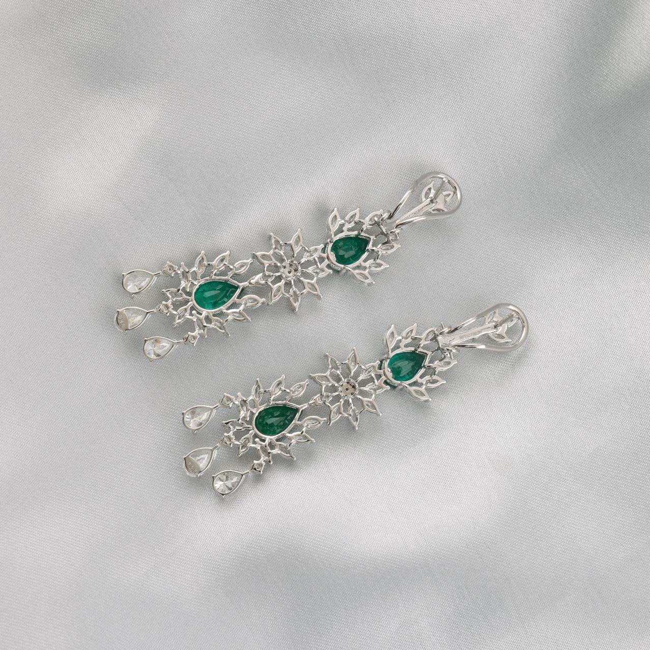 Donna Orecchini pendenti con gemma di smeraldo reale dello Zambia SI/H Diamond Oro bianco 14 carati in vendita