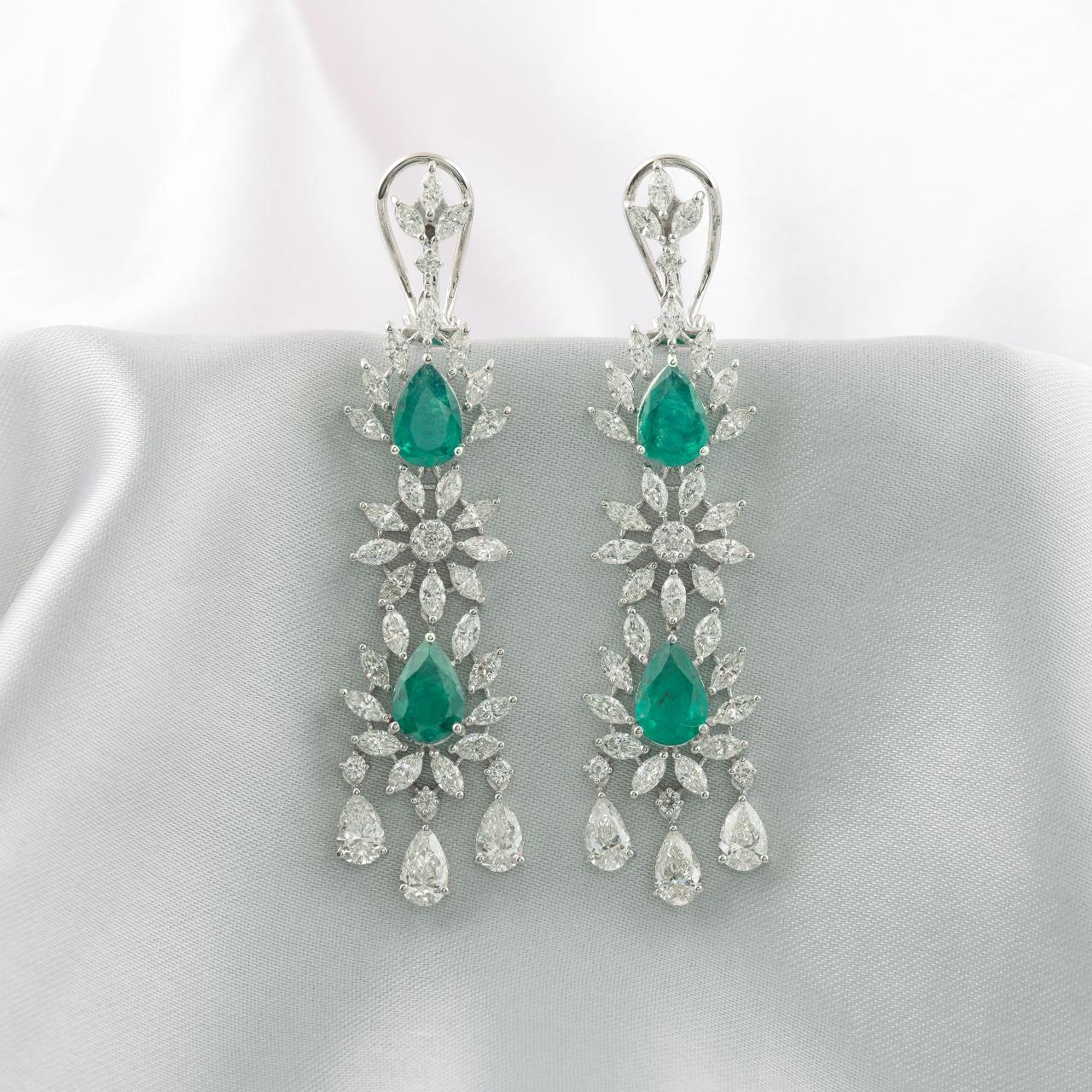 Orecchini pendenti con gemma di smeraldo reale dello Zambia SI/H Diamond Oro bianco 14 carati in vendita 1