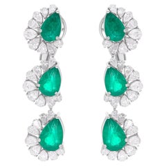 Orecchini con gemma di smeraldo reale dello Zambia, pera e diamante in oro bianco 14 carati