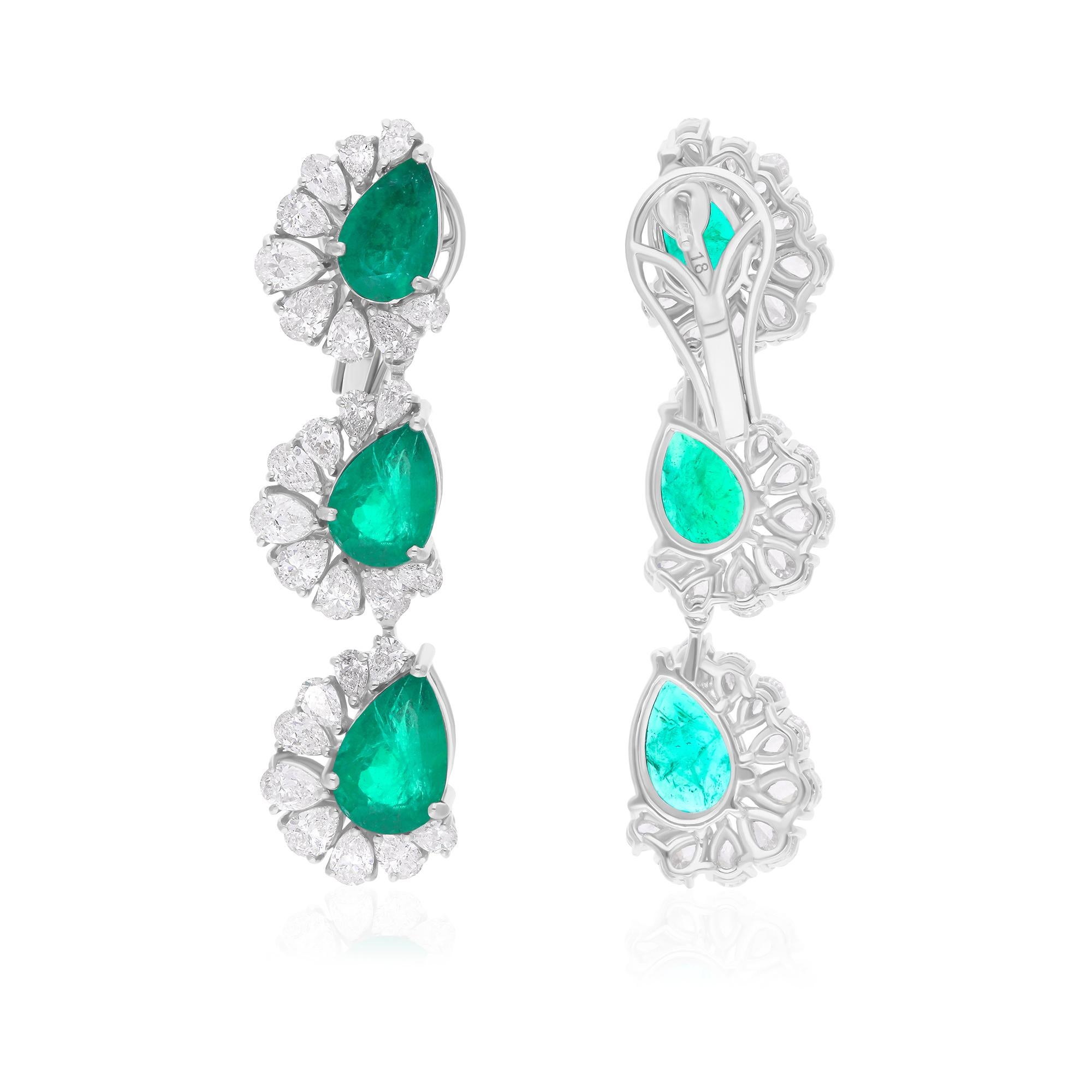 Fundidos en oro de 18 quilates, estos exquisitos pendientes están engastados con una esmeralda zambiana de 5,95 quilates y 3,28 quilates de brillantes diamantes.

SIGUE LA TIENDA DE SPECTRUM JEWELS para ver la última colección y piezas exclusivas.