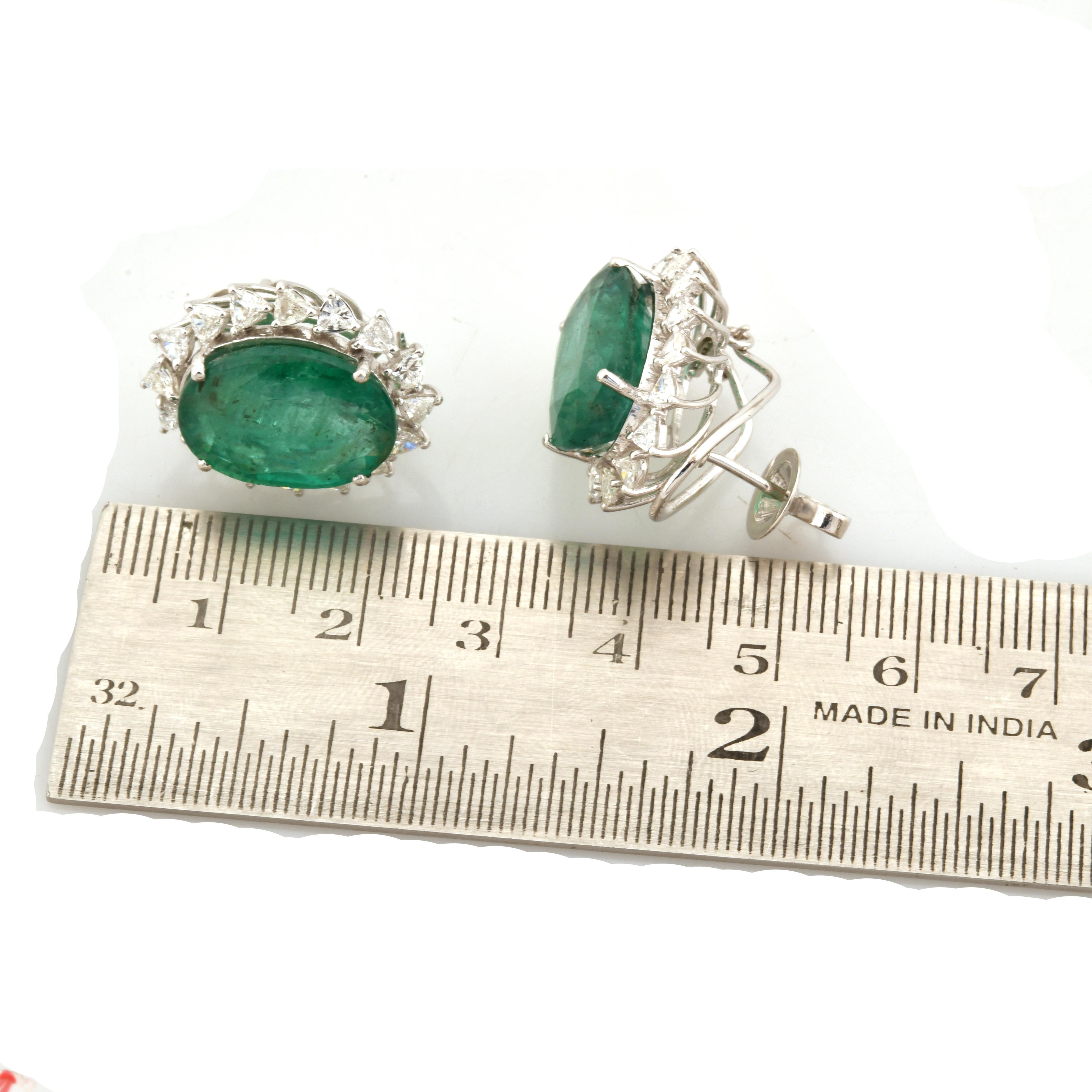 Orecchini in oro bianco 18k con smeraldo reale dello Zambia, pietra preziosa e diamante Trillion In condizioni Nuovo in vendita a Diera, Dubai