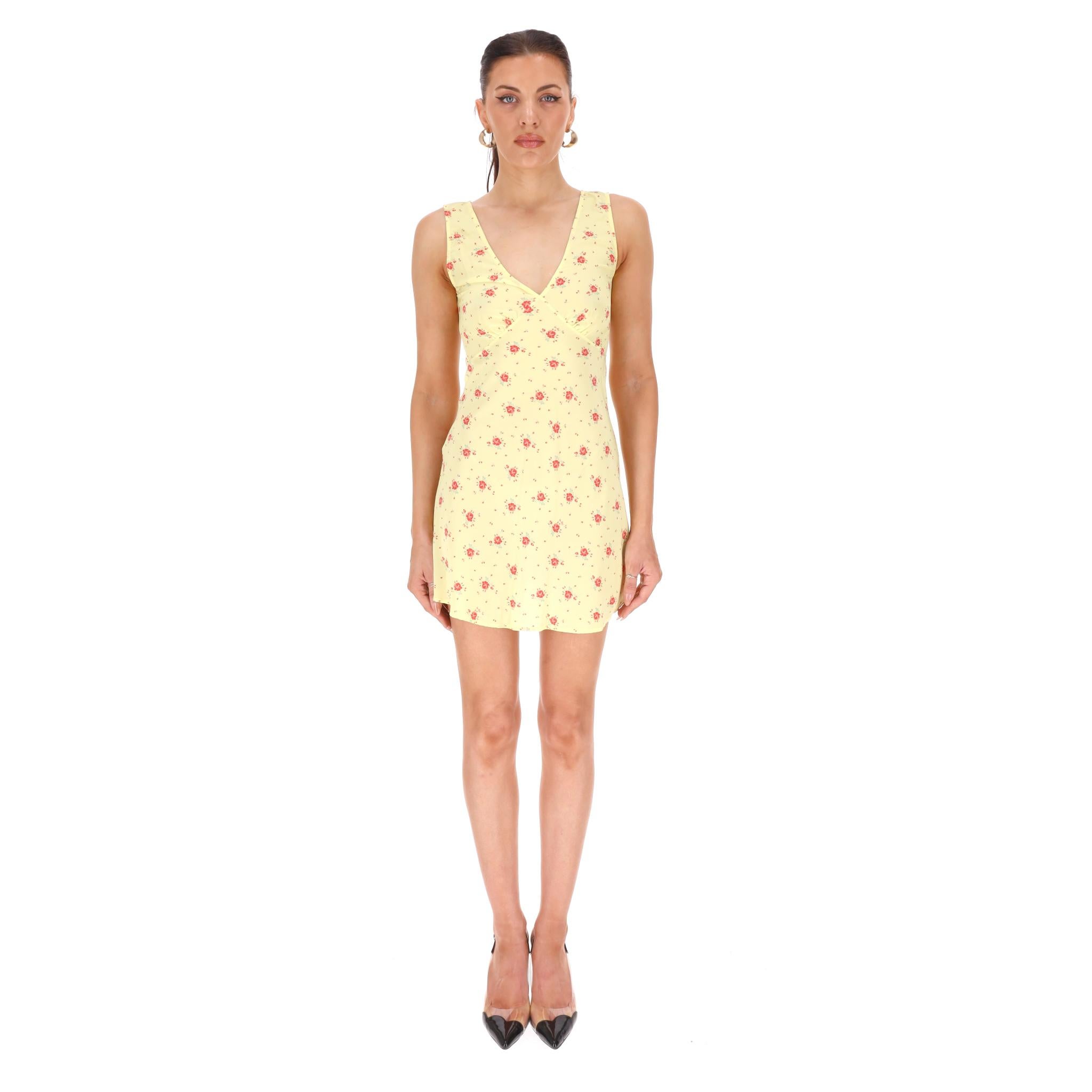 Vestido de verano de seda con estampado floral Realisation

Vestido de verano amarillo claro totalmente confeccionado en seda y adornado con un estampado floral integral en rojo.

Con escote en pico envolvente, lazada en la cintura y