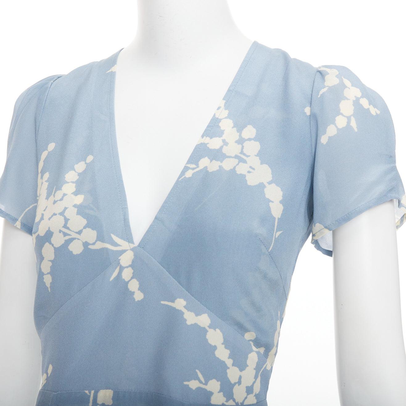 REALISATION Luella, prendisole con scollo a V in 100% seta azzurro crema e stampa floreale XS
Riferimento: ECLO/A00223
Marchio: Realizzazione
Materiale: Seta
Colore: Blu, Crema
Modello: Floreale
Chiusura: zip
Dettagli extra: Zip posteriore.
Prodotto