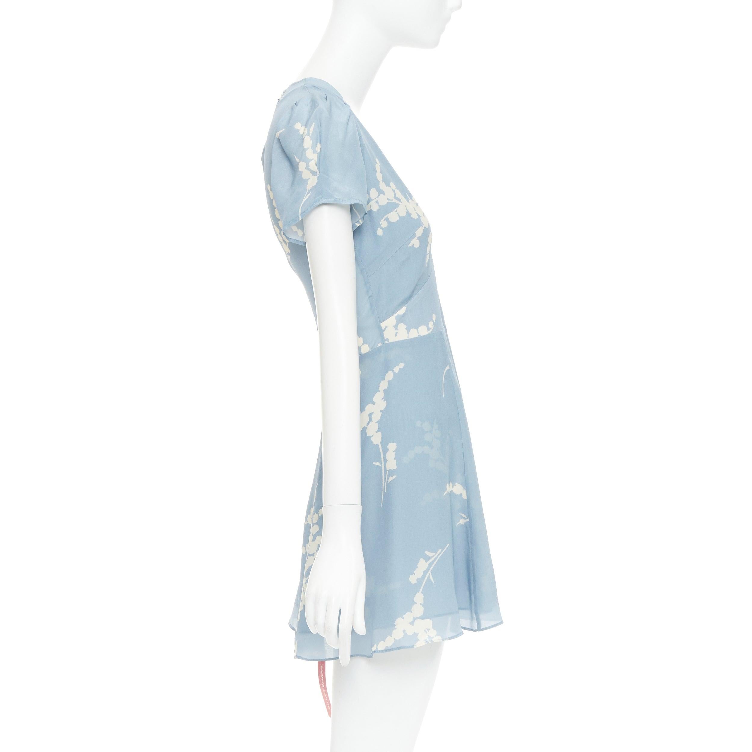 REALISATION Luella, prendisole con scollo a V in 100% seta azzurro crema e stampa floreale XS In condizioni Nuovo in vendita a Hong Kong, NT