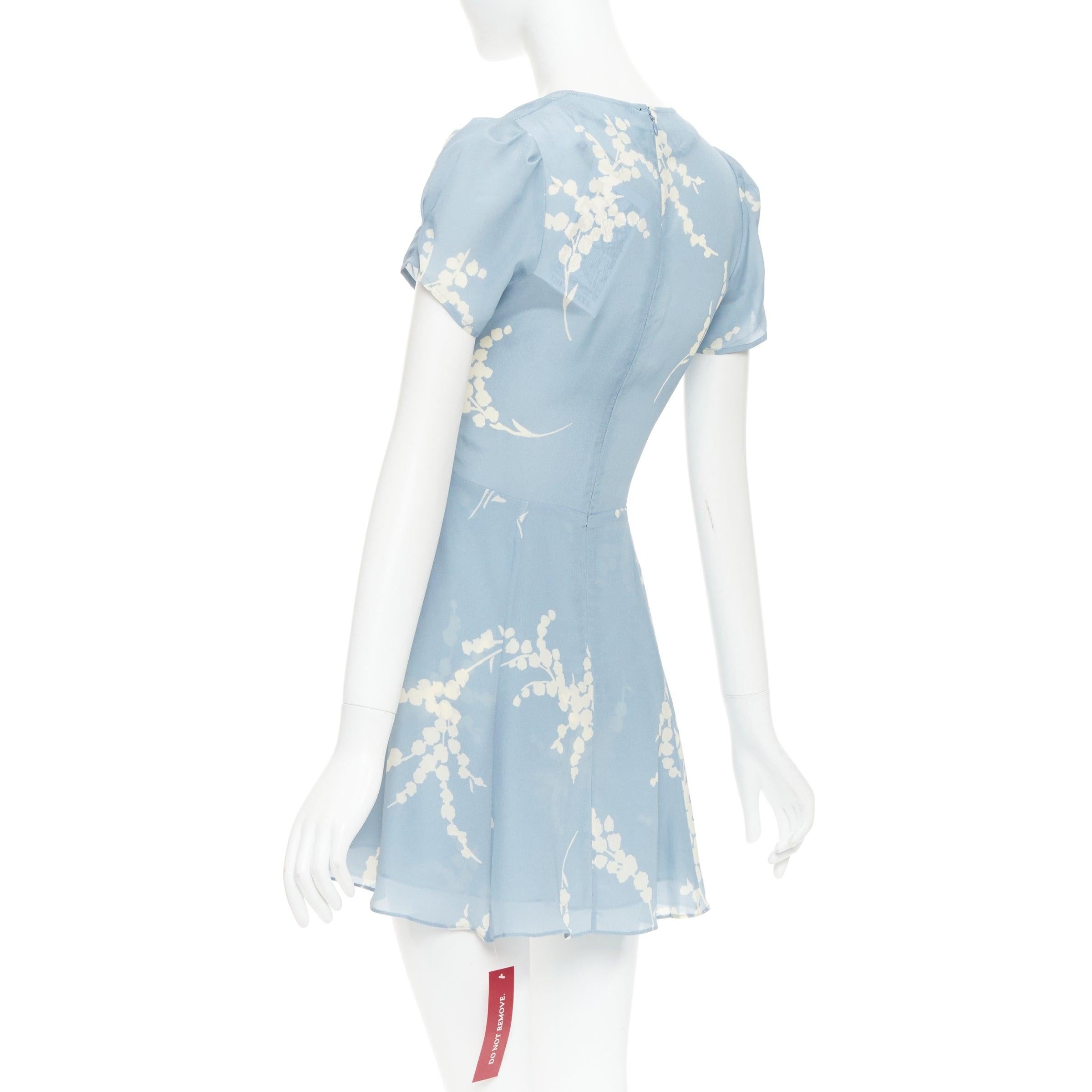 REALISATION Luella, prendisole con scollo a V in 100% seta azzurro crema e stampa floreale XS in vendita 1