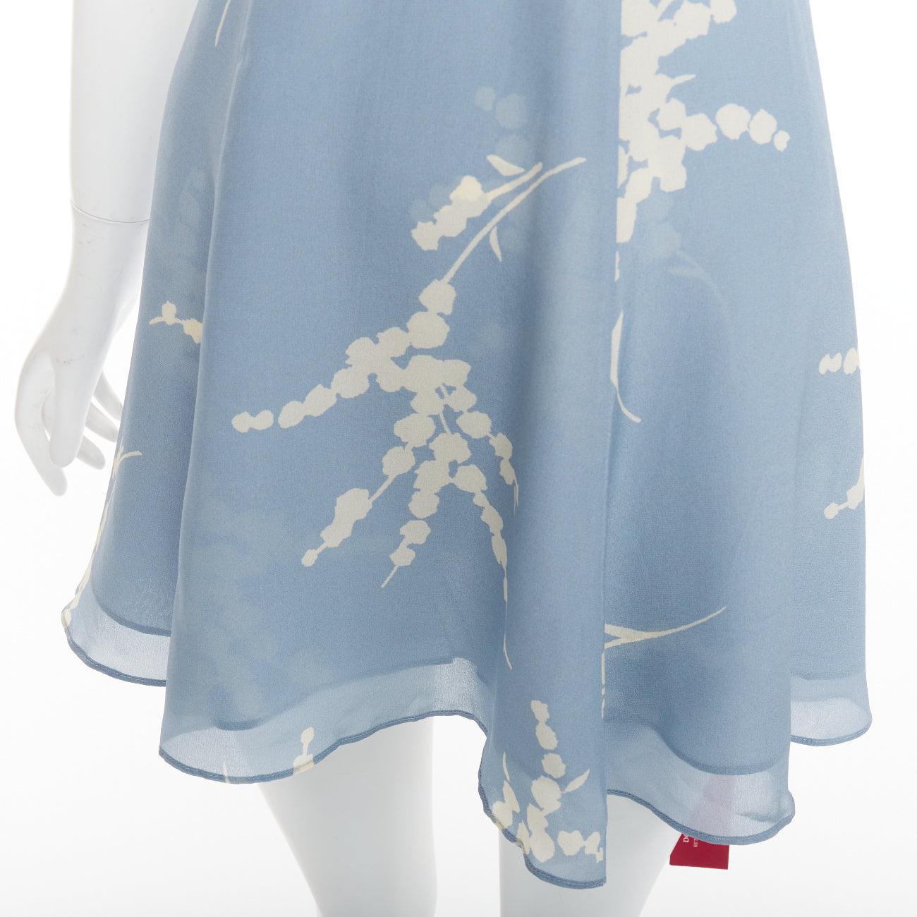 REALISATION Luella, prendisole con scollo a V in 100% seta azzurro crema e stampa floreale XS in vendita 2