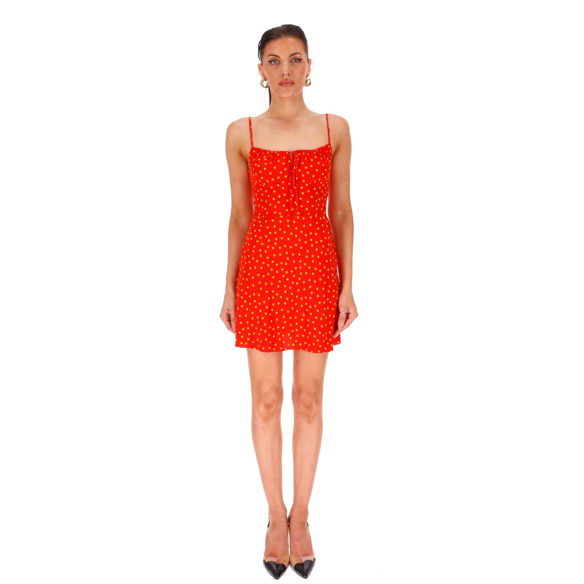 Realisation - Mini robe en soie à pois

Robe rouge entièrement réalisée en soie et ornée d'un décolleté en cœur à nouer.

Conçu avec un motif à pois de couleur jaune.

Elle présente un corsage ajusté, des bretelles spaghetti et une mini-jupe en