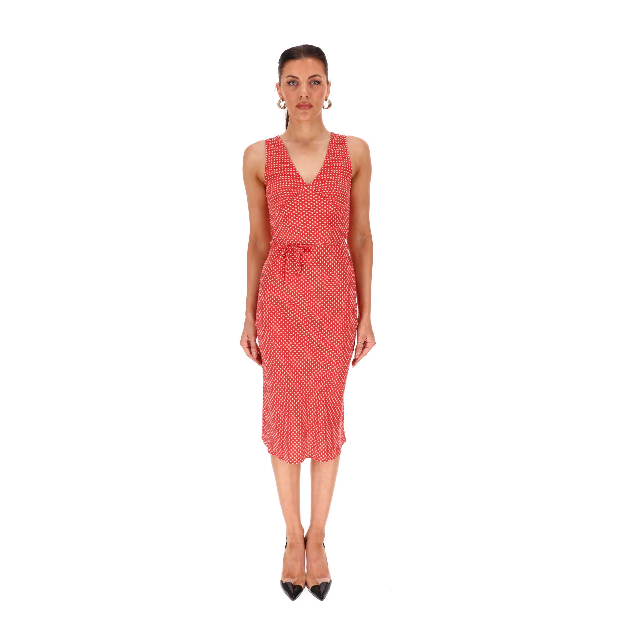 Vestido de seda estampado Realisation

Vestido rojo sin mangas confeccionado totalmente en seda y adornado con un estampado de diminutos en blanco.

Con cuello de pico, cierre de lazo en la cintura y falda por la rodilla.

Precio aprox. 230

Talla -