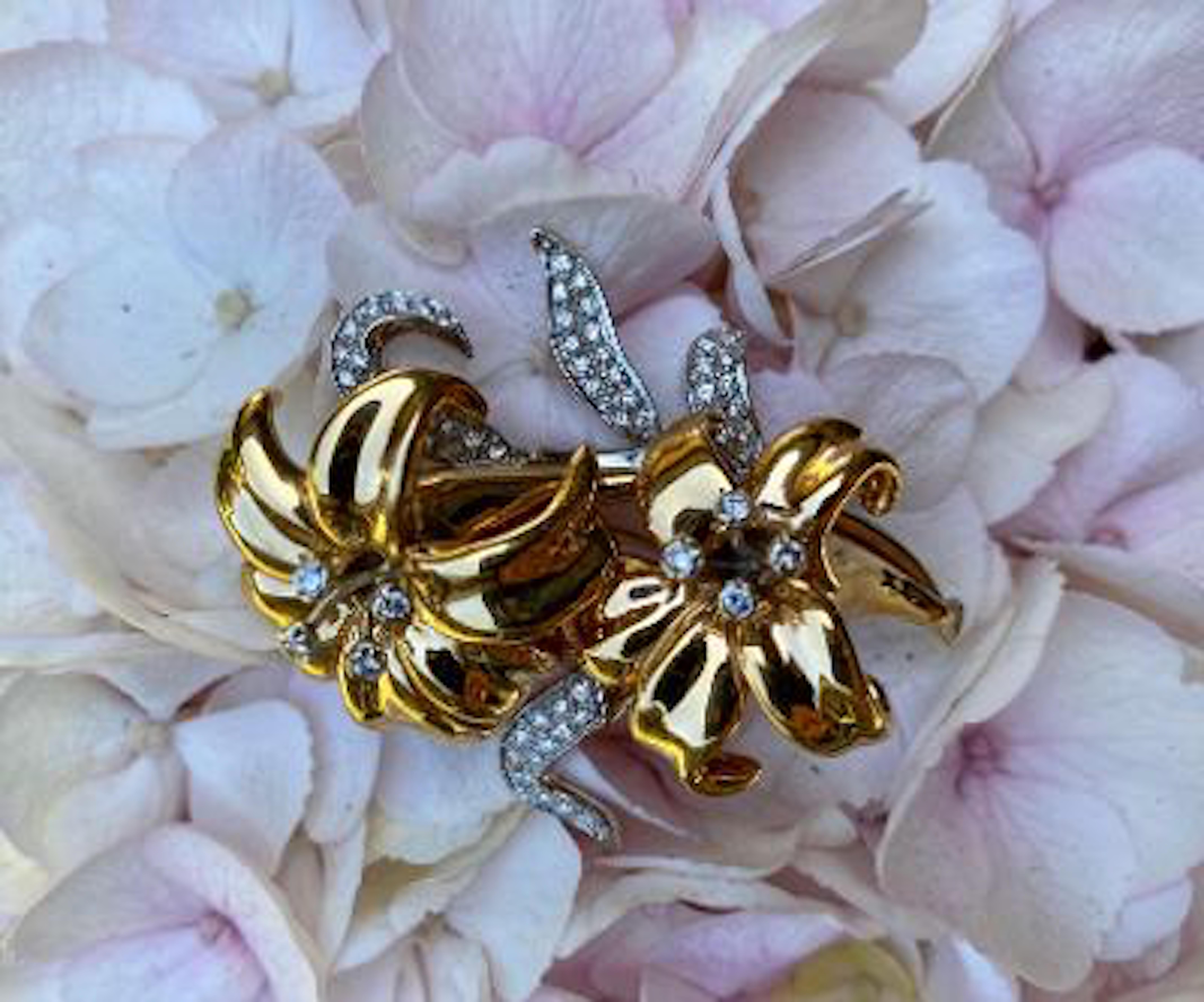 Realistic 18 Karat Gold and Diamond Three Dimensional Lily Flower Brooch Pin In Excellent Condition In Tustin, CA