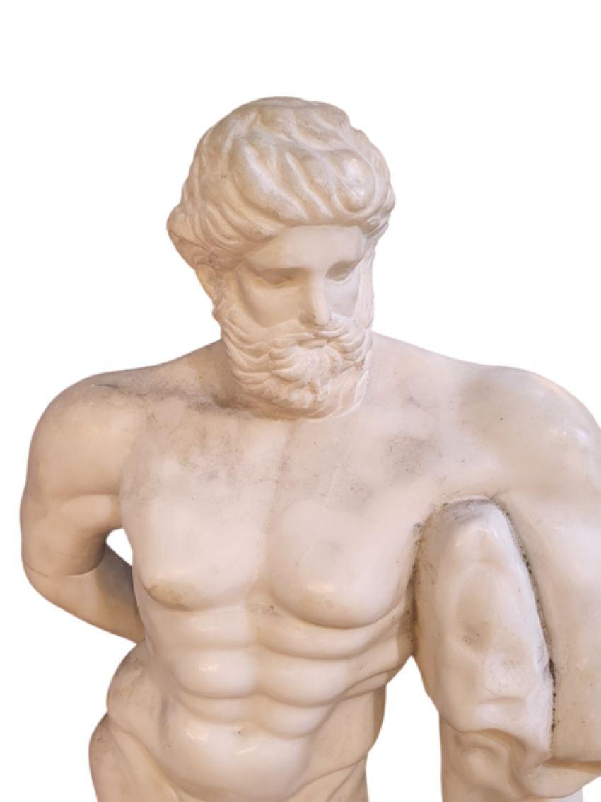 Greco classico Statua realistica di Ercole in marmo in vendita
