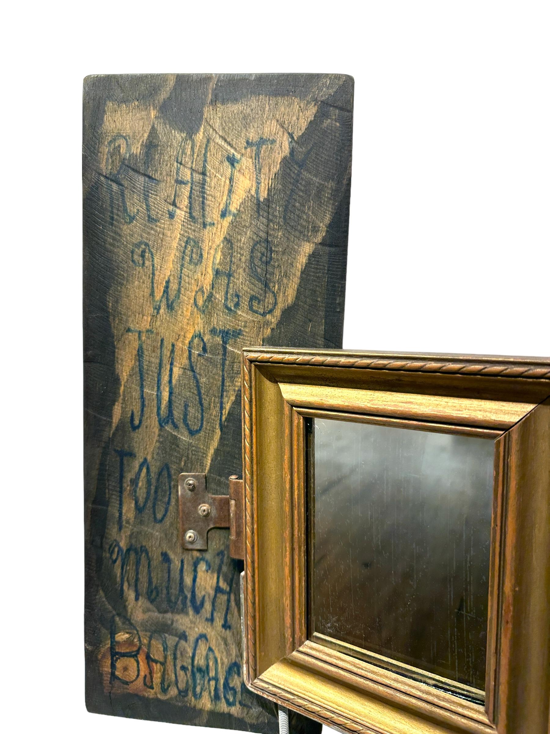 La réalité était un bagage trop lourd - Peinture et miroir de courtoisie, Objet d'art  Neuf - En vente à Chicago, IL