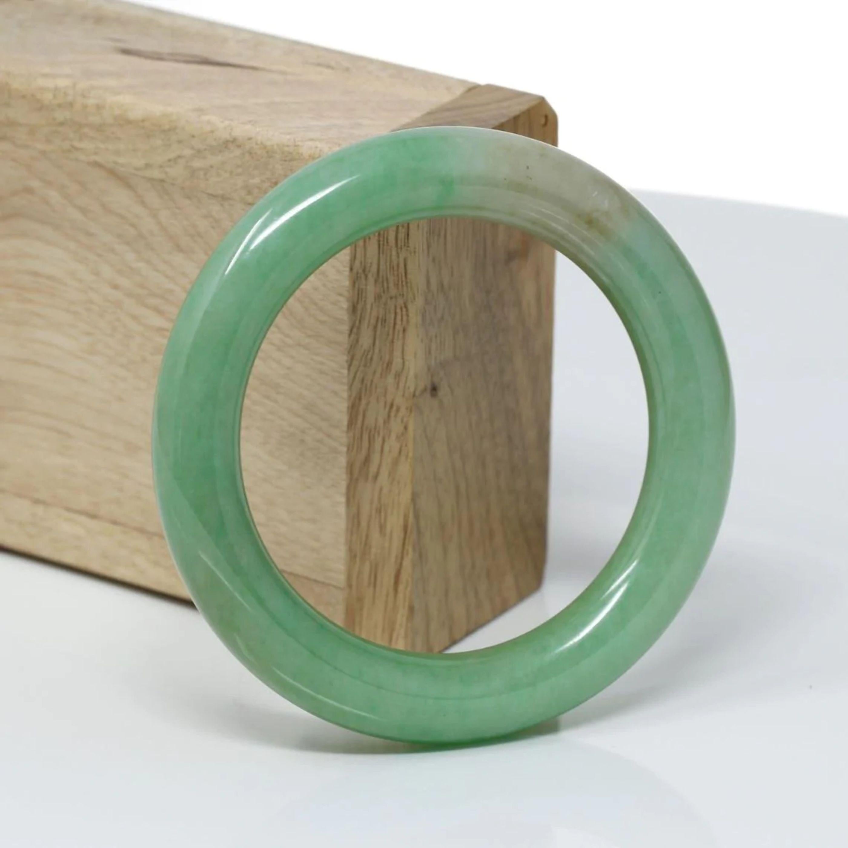 DETAILS--- Echtes burmesisches Jadeit-Jade-Armband. Dieser Armreif ist aus hochwertiger echter burmesischer grüner Jadeit-Jade gefertigt. Die Jadetextur ist sehr glatt und hat eine grün-gelbe Farbe im Inneren. Die grüne Farbe und die durchscheinende
