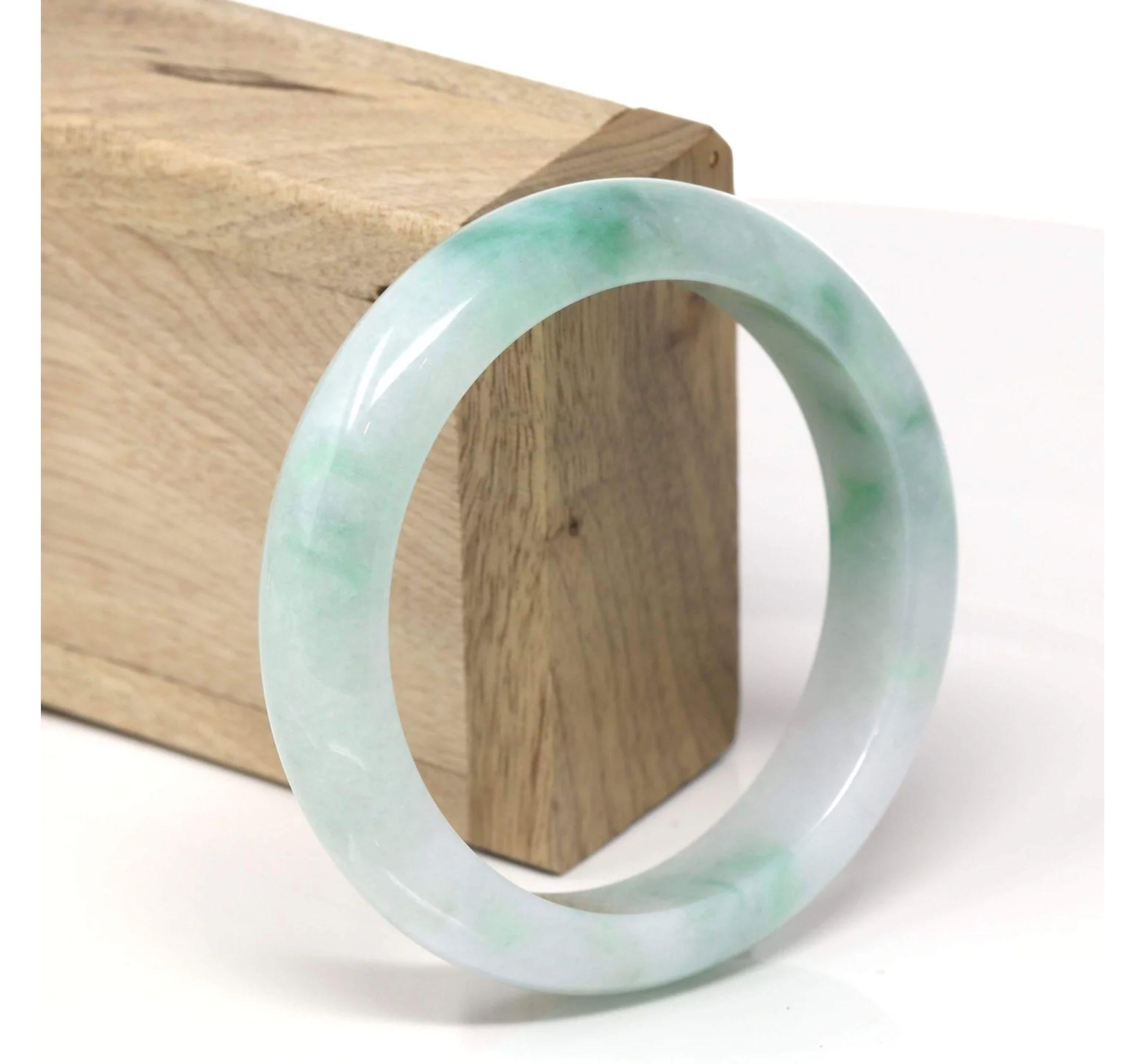 * DETAILS--- Ce bracelet en jade naturel de Birmanie est d'un beau vert vif sur toute sa surface, avec une couleur un peu plus vive sur un côté et de beaux motifs de vert comme on le voit sur les photos. La texture est très uniforme sur l'ensemble