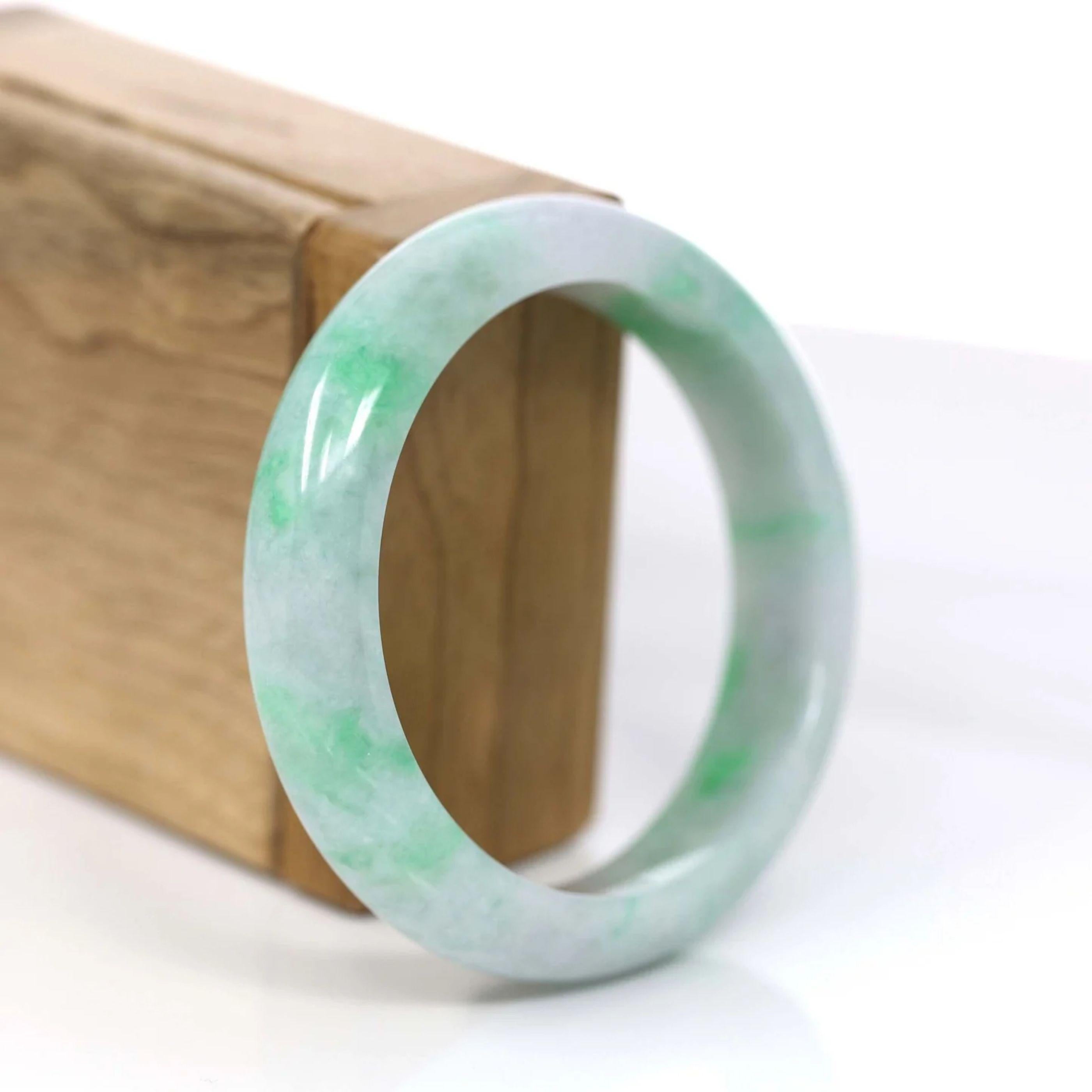 Taille ronde RealJade Co. Bracelet classique en jadéite véritable vert lavande 56,29 mm en vente
