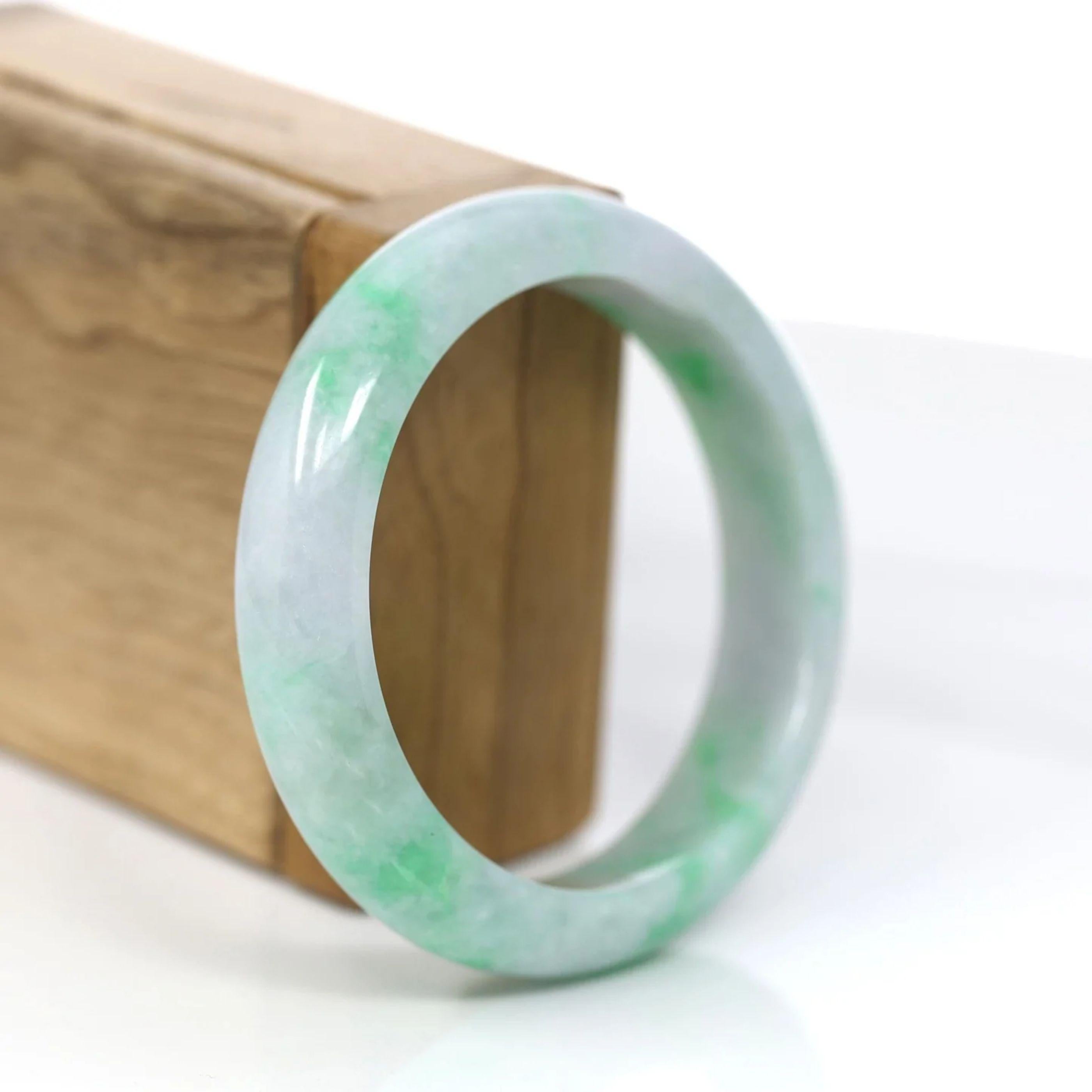 RealJade Co. Bracelet classique en jadéite véritable vert lavande 56,29 mm Neuf - En vente à Portland, OR