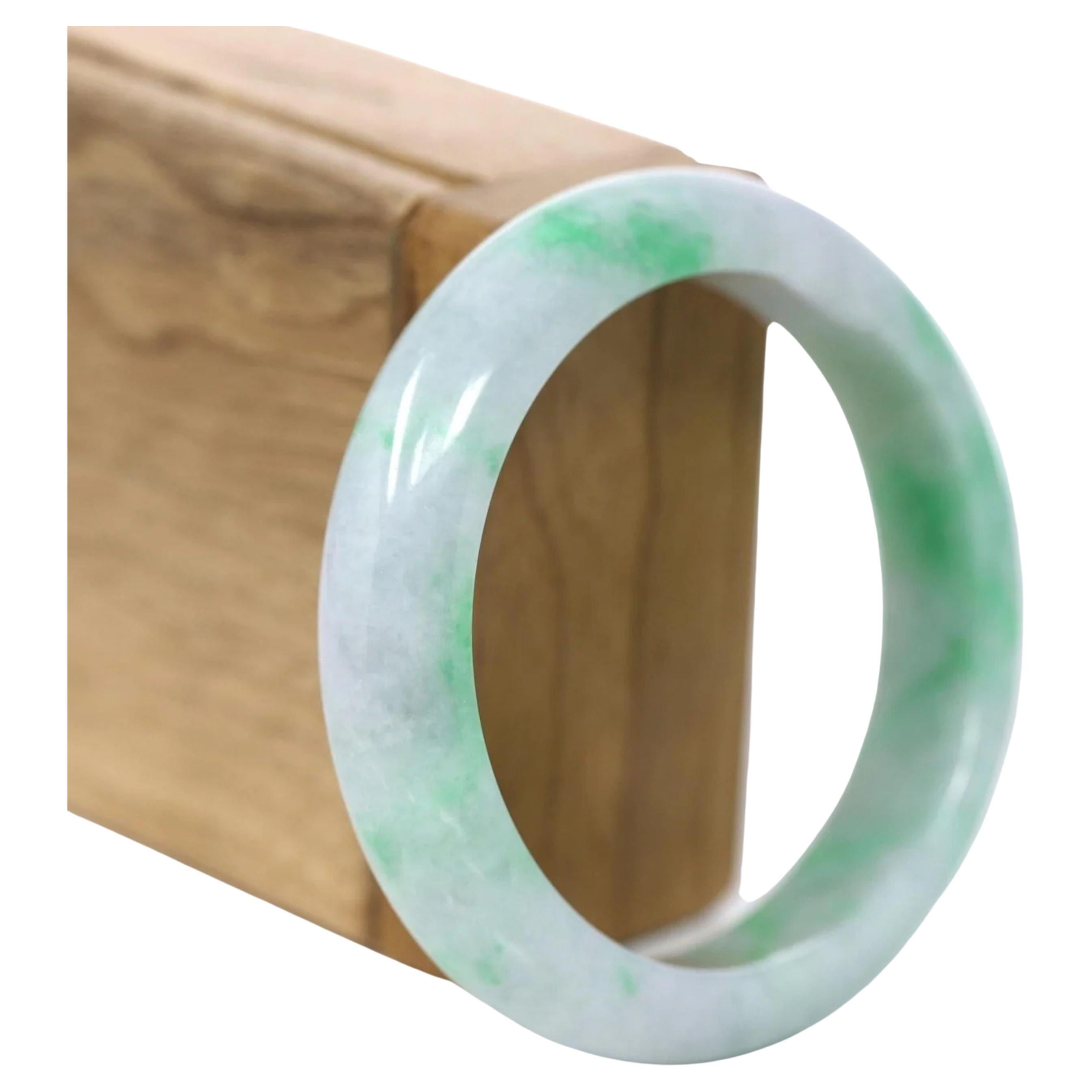 RealJade Co. Bracelet classique en jadéite véritable vert lavande 56,29 mm en vente