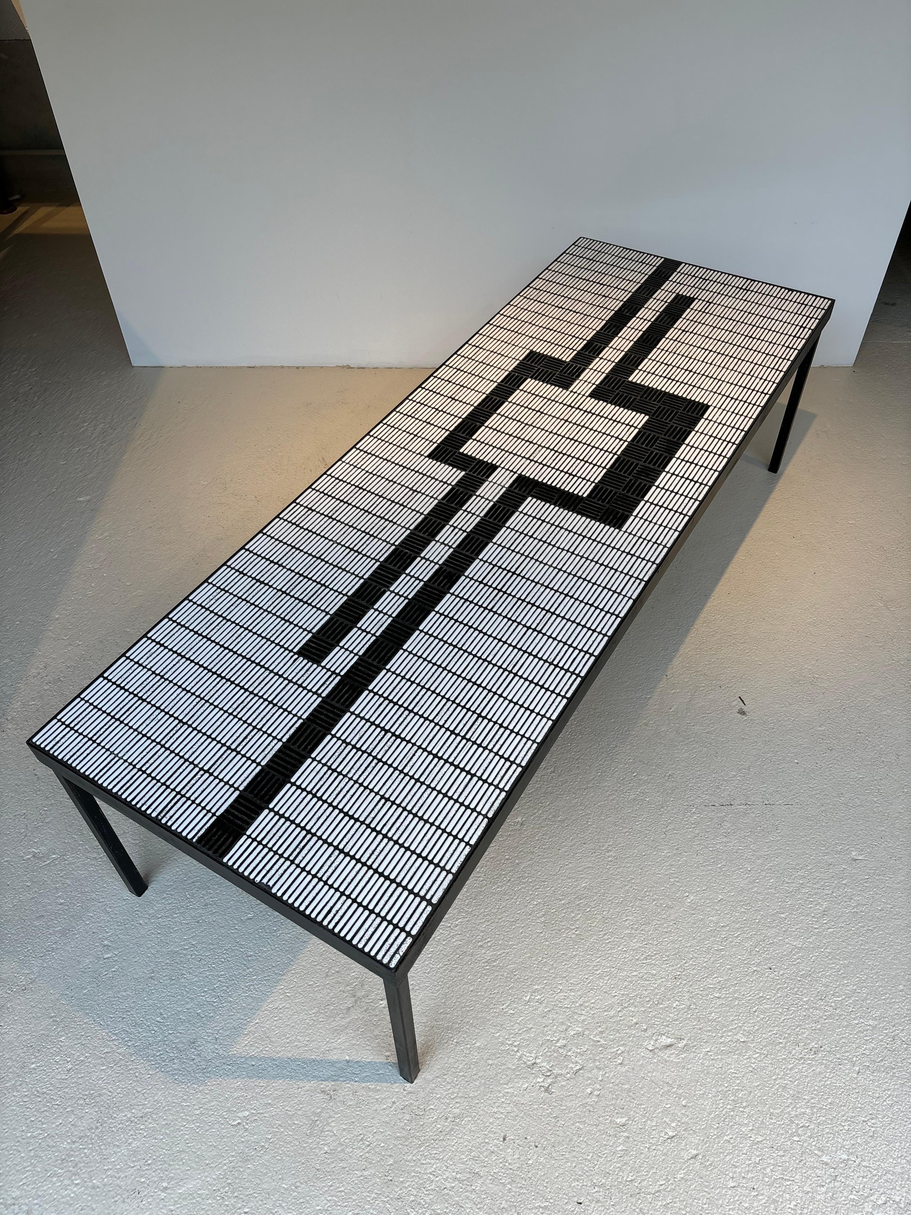 Très rare et large table basse par Roger Capron. 
Te presentamos este modelo de paillette, una de las primeras mesas bajas creadas por Roger Capron
Elle n'est pas signée 