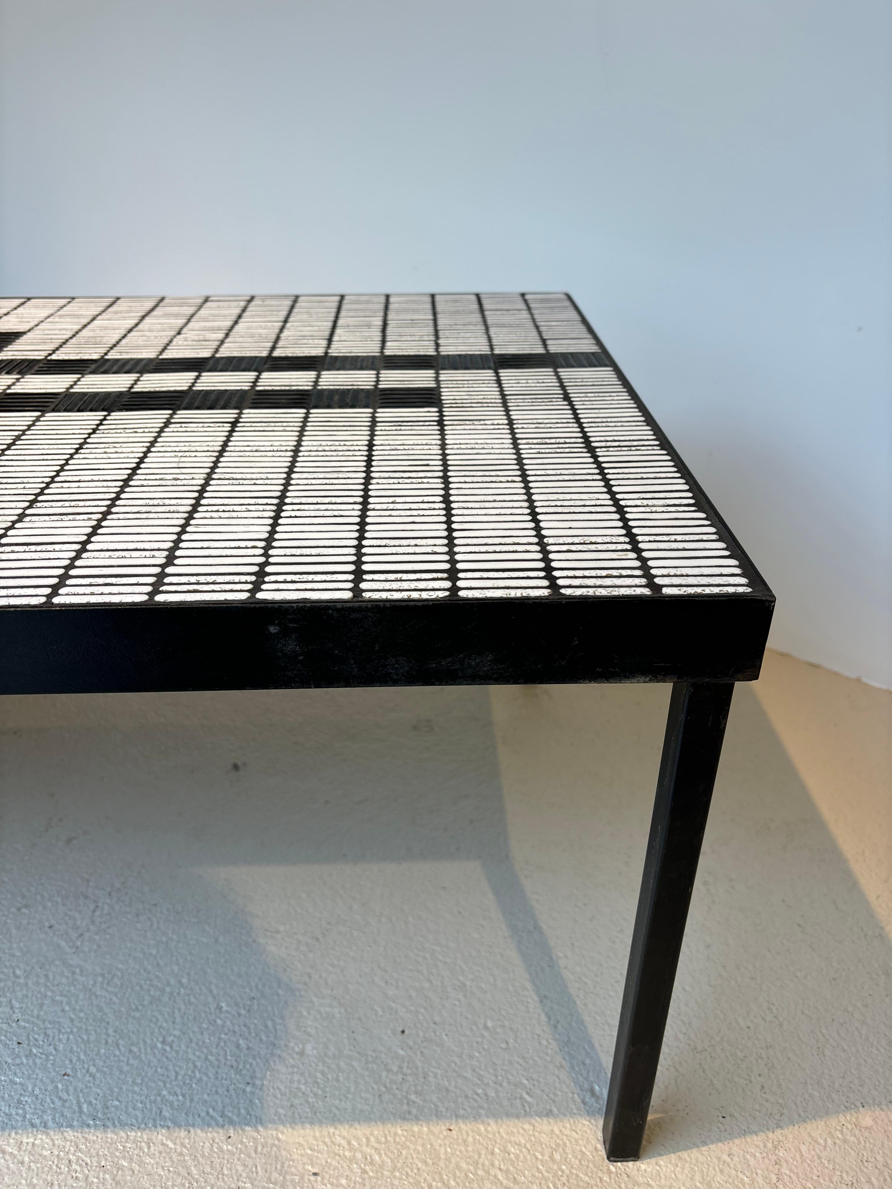 Mesa de centro realmente rara de Roger Capron Metal en venta