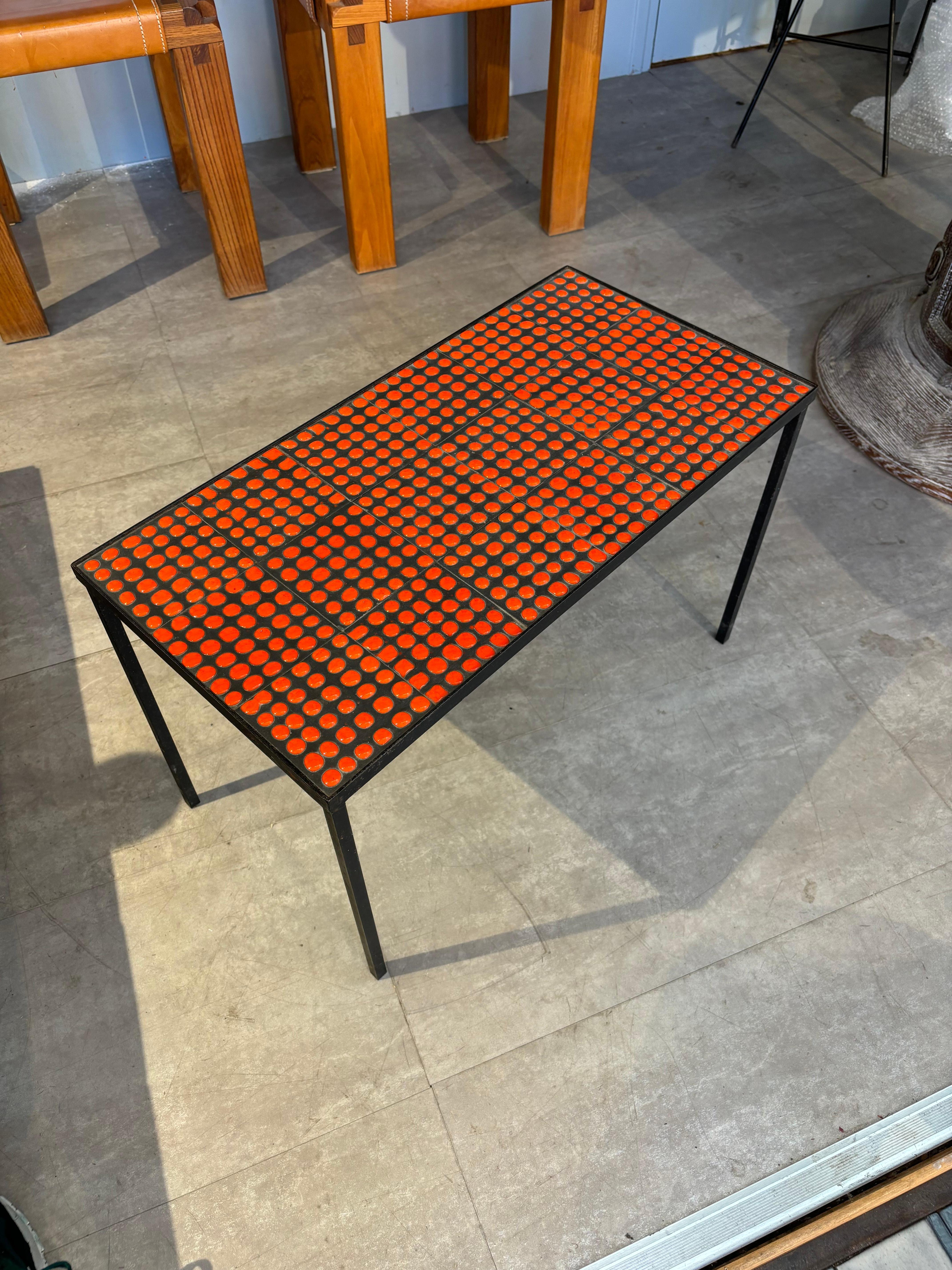 ROGER CAPRON (1922-2006), Table bout de canapé en métal de section rectangulaire, le plateau composé de carreaux de la 