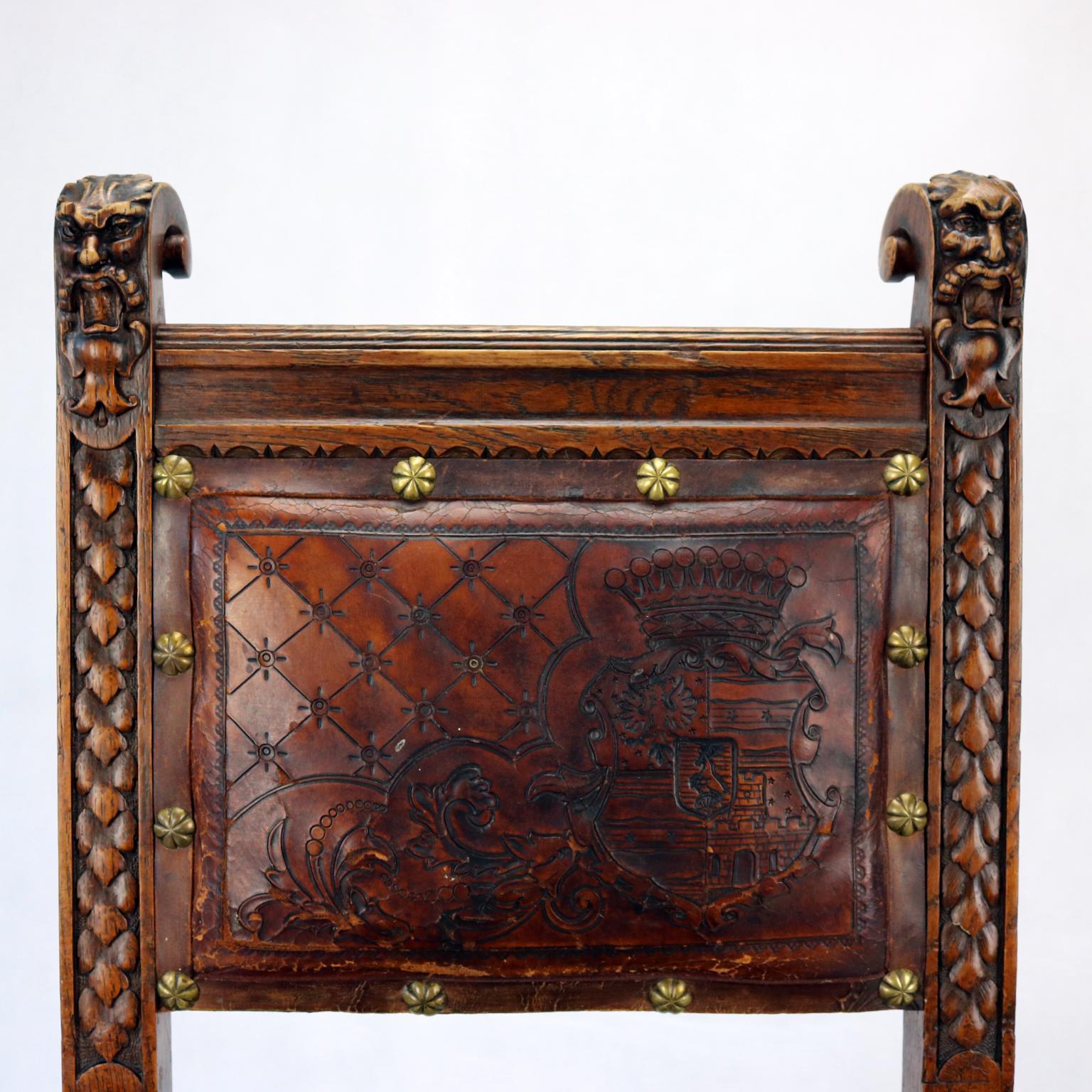 Chaise néo-Renaissance sculptée à la main avec cuir embossé 19ème siècle en vente 4