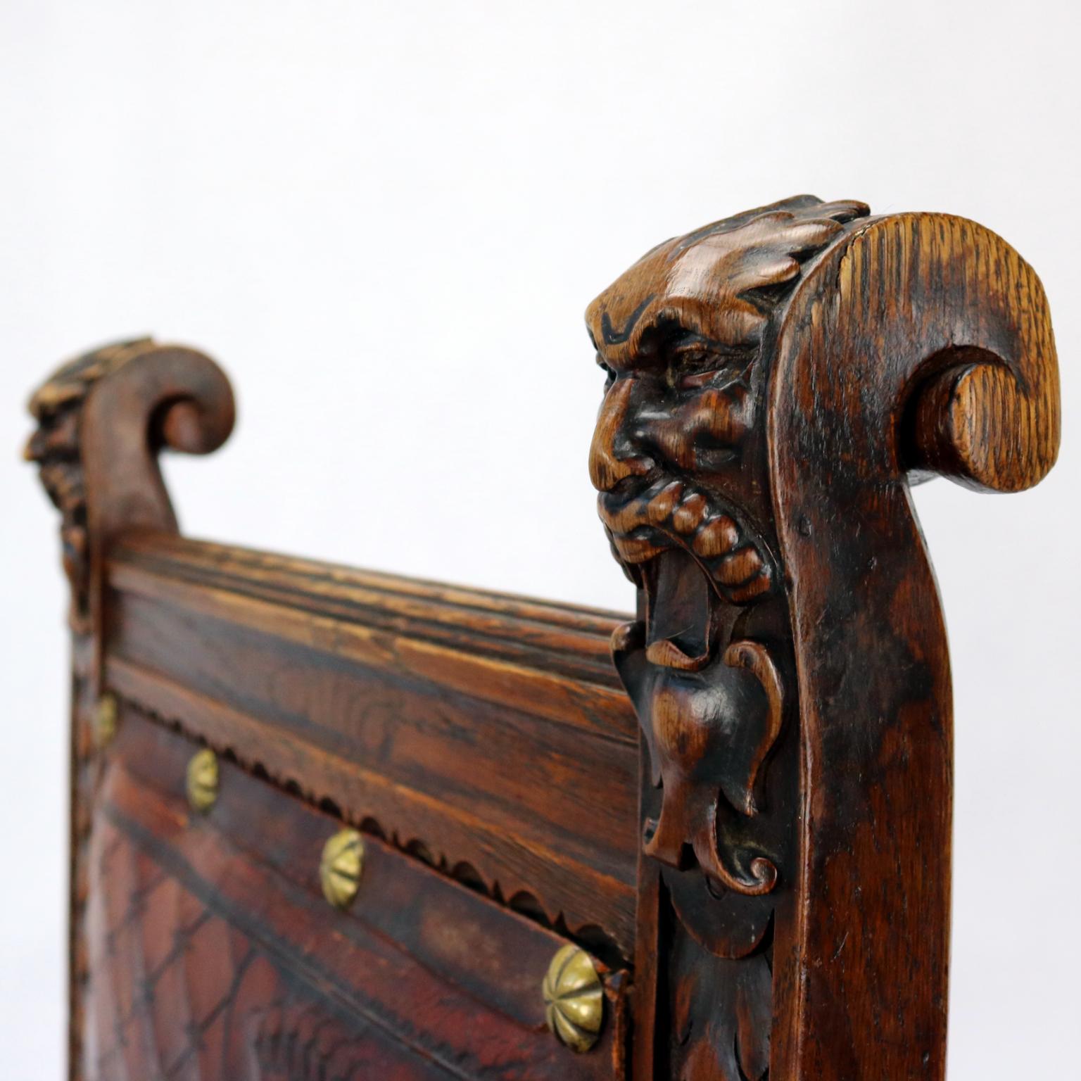 Chaise néo-Renaissance sculptée à la main avec cuir embossé 19ème siècle en vente 5