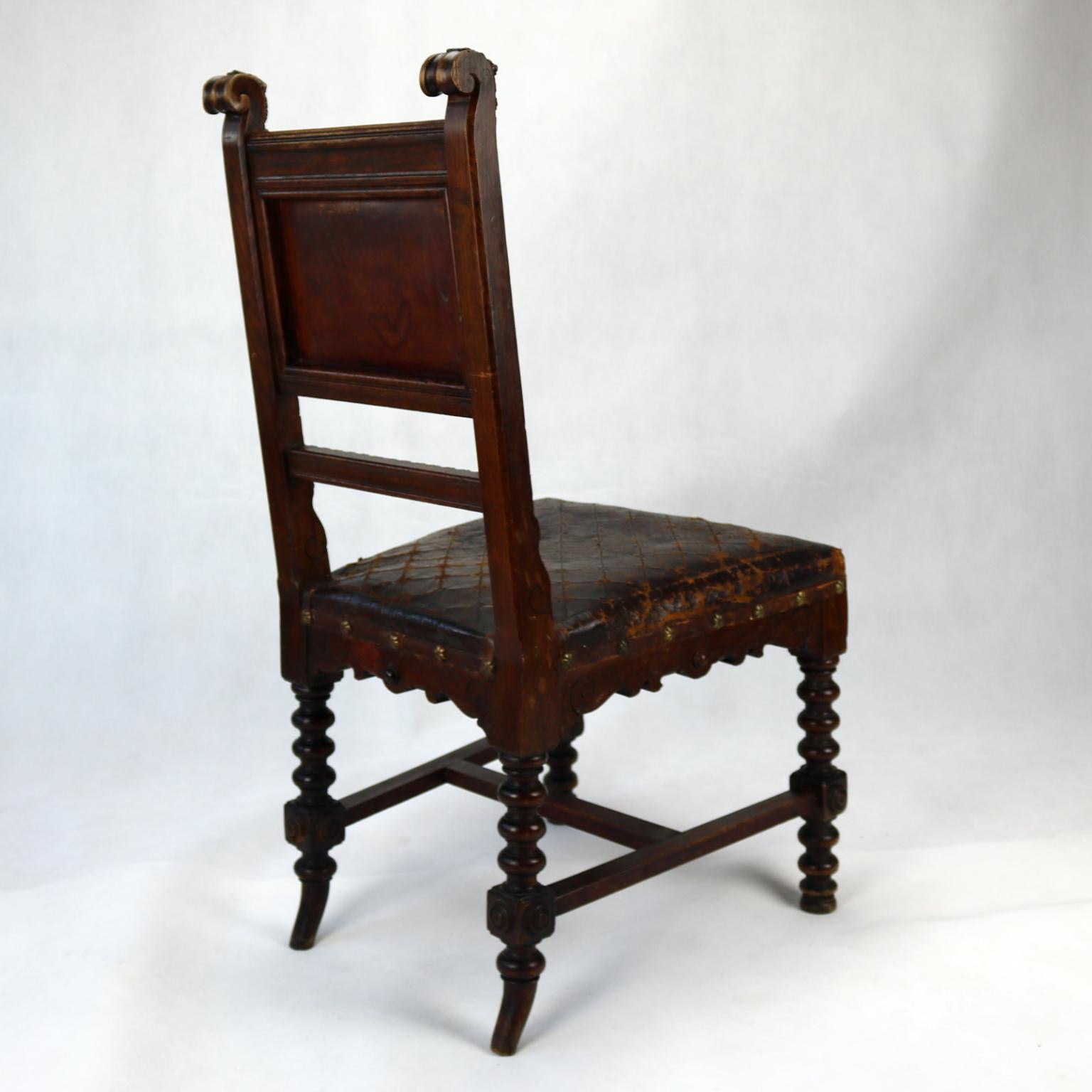 Chaise néo-Renaissance sculptée à la main avec cuir embossé 19ème siècle État moyen - En vente à Lucenec, SK